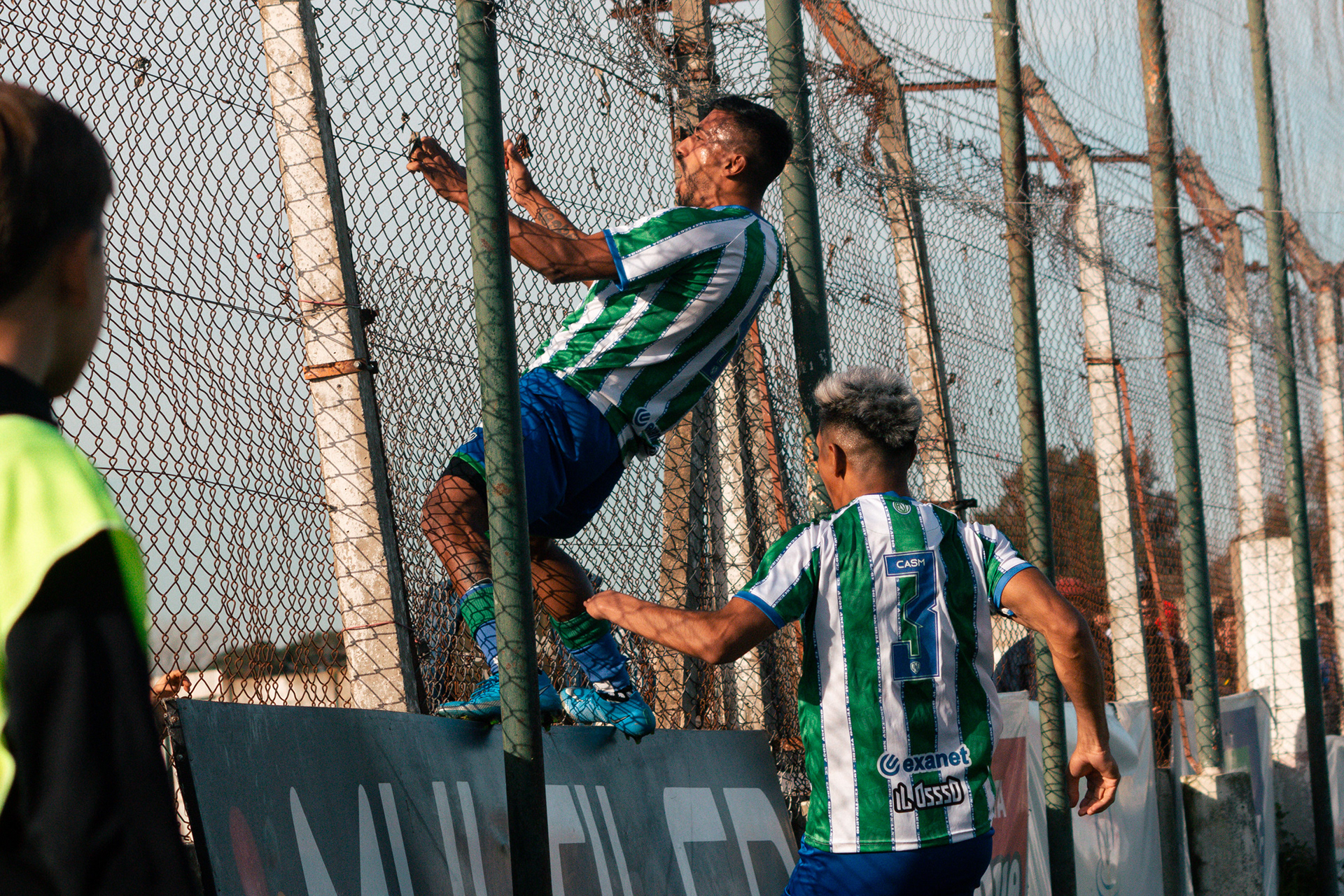 Cristian Chavez festeja su gol, acompañado de Peter Grance, en el encuentro frente a Cañuelas, su ex-club. El 29 de julio de 2023 en el Estadio Jorge Arín, de Cañuelas, Buenos Aires, Argentina.