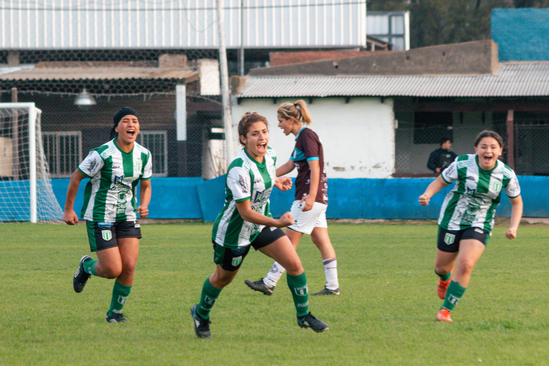 Camil Marín, Yamila Galarza y Jazmin Villar (izq-der) festejan el gol de Yamila frente a Atlas para abrir el marcador. El 21 de agosto de 2023 en el Estadio Ricardo Puga de Gral. Rodriguez, Buenos Aires, Argentina.