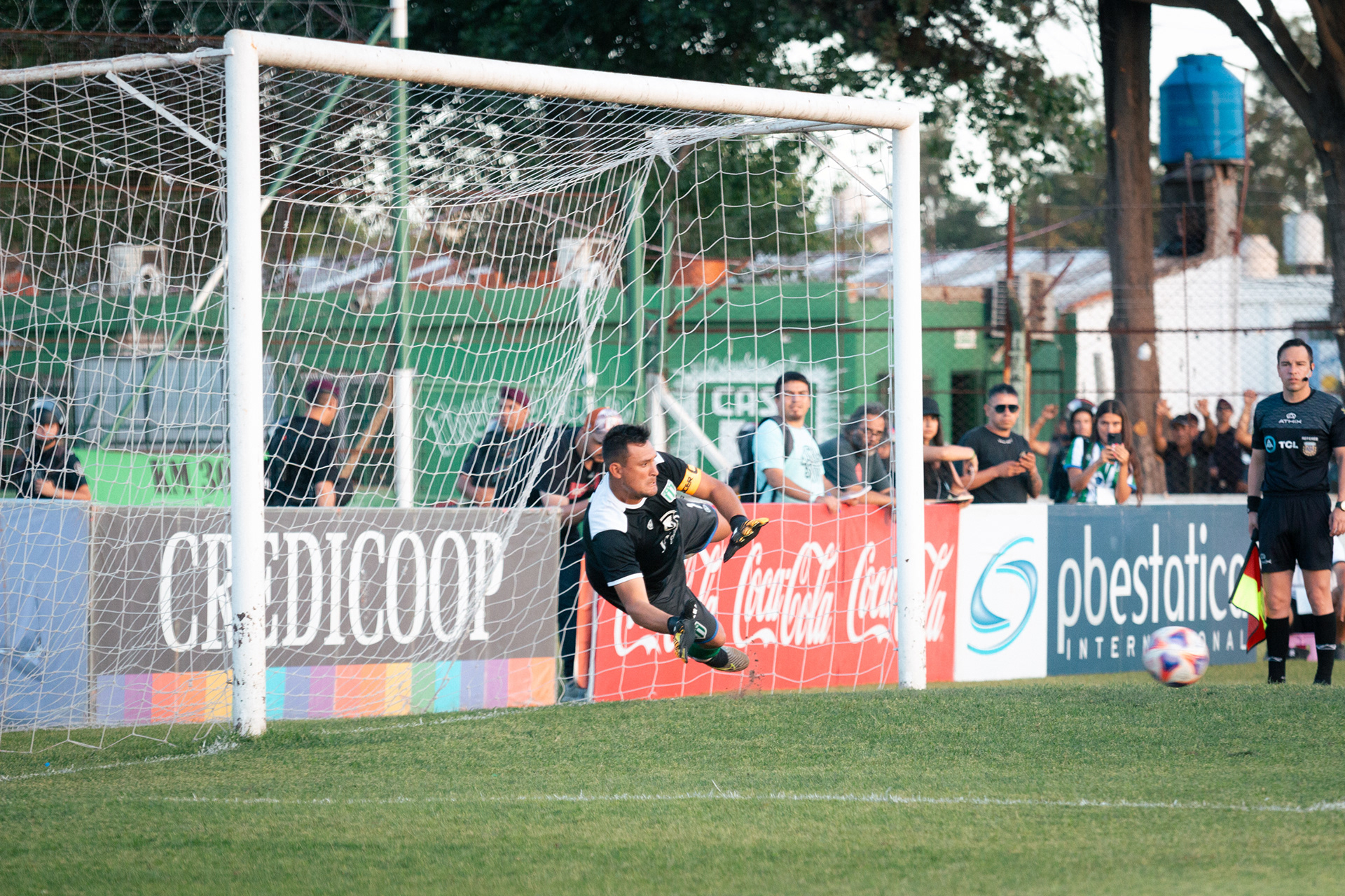 Joaquin Pucheta ataja el primer penal de la serie frente a Argentino (Quilmes). El 25 de noviembre de 2023 en el Estadio Malvinas Argentinas de Los Polvorines, Buenos Aires, Argentina.