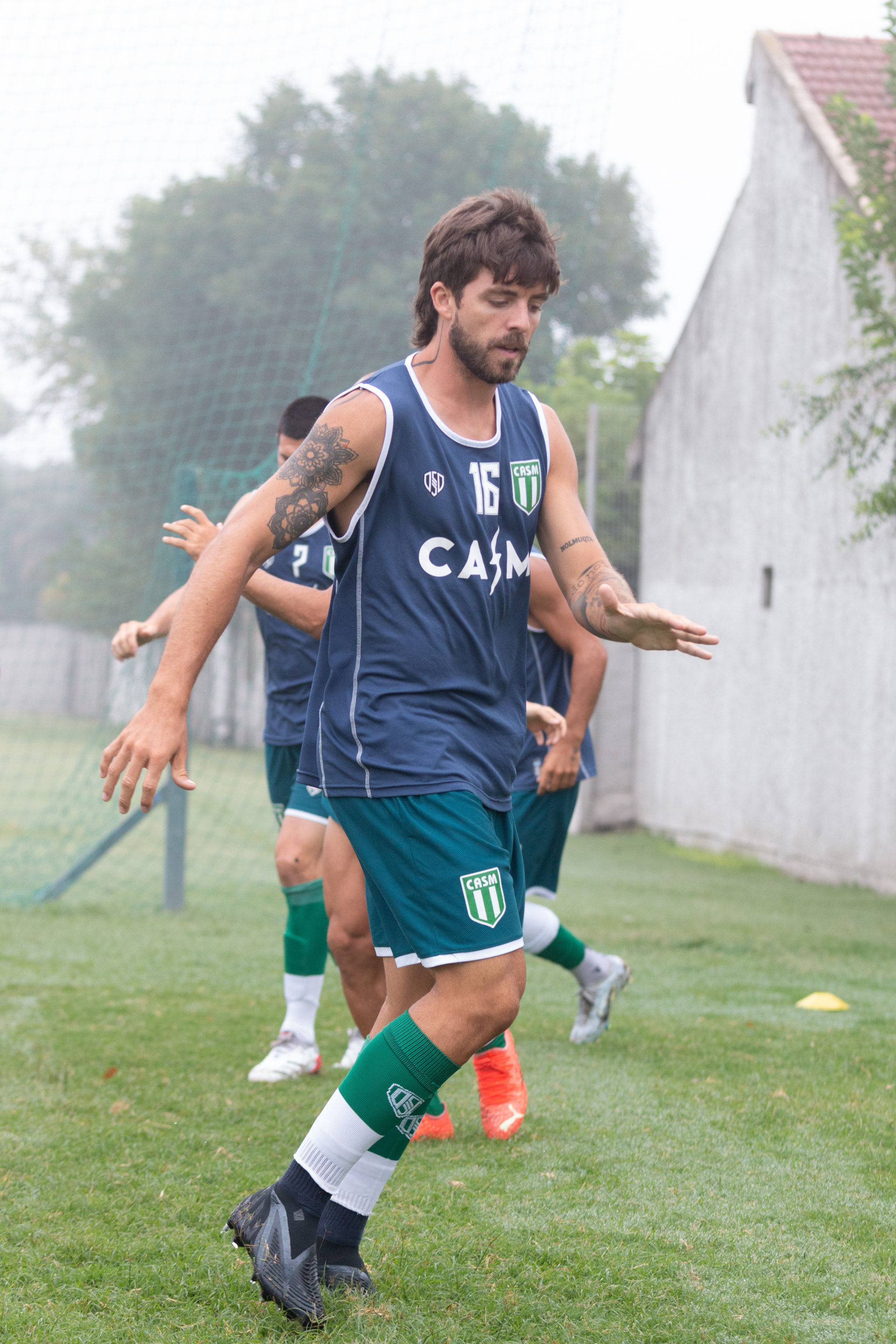 Entrada en calor de San Miguel previo al amistoso frente a Deportivo Armenio en el predio La Candela en Villa Luzuriaga, Buenos Aires, Argentina el 28 de enero de 2023