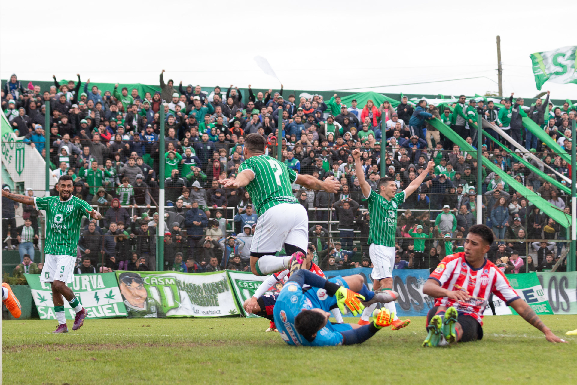 Ezequiel Melillo hace el segundo gol de San Miguel frente a Talleres. El 8 de julio de 2023 en el Estadio Malvinas Argentinas de Los Polvorines, Buenos Aires, Argentina. San Miguel venció por 2 a 1 a Talleres (Remedios de Escalada) por la fecha 5 del torneo clausura de la Primera B 2023.