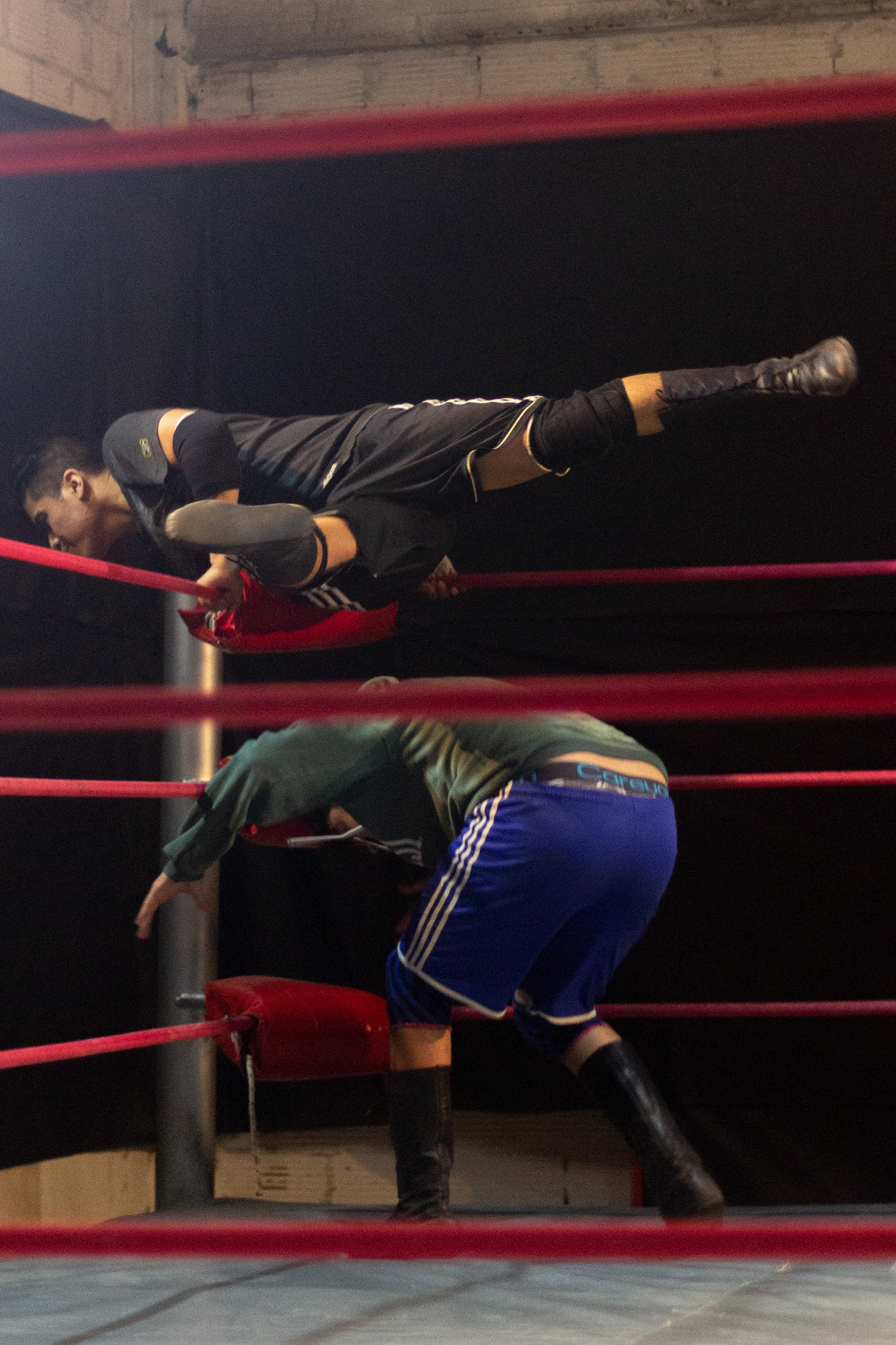 Roman Saculnaig y The Fang entrenan en la Federación Argentina de Lucha el 4 de julio de 2022 en Caseros, Buenos Aires, Argentina. 