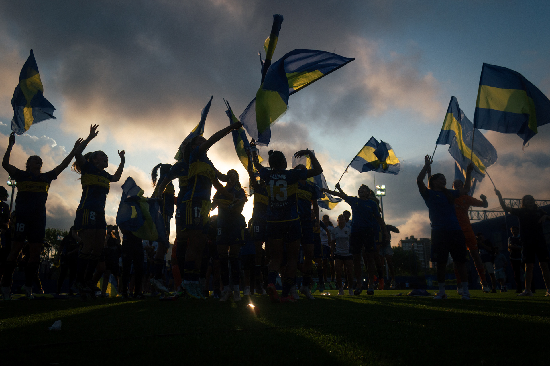 El plantel femenino de Boca Juniors festeja la obtención de la Copa de la Liga 2023. El 3 de septiembre de 2023 en el Estadio Armenia de Ingeniero Maschwitz, Buenos Aires, Argentina.