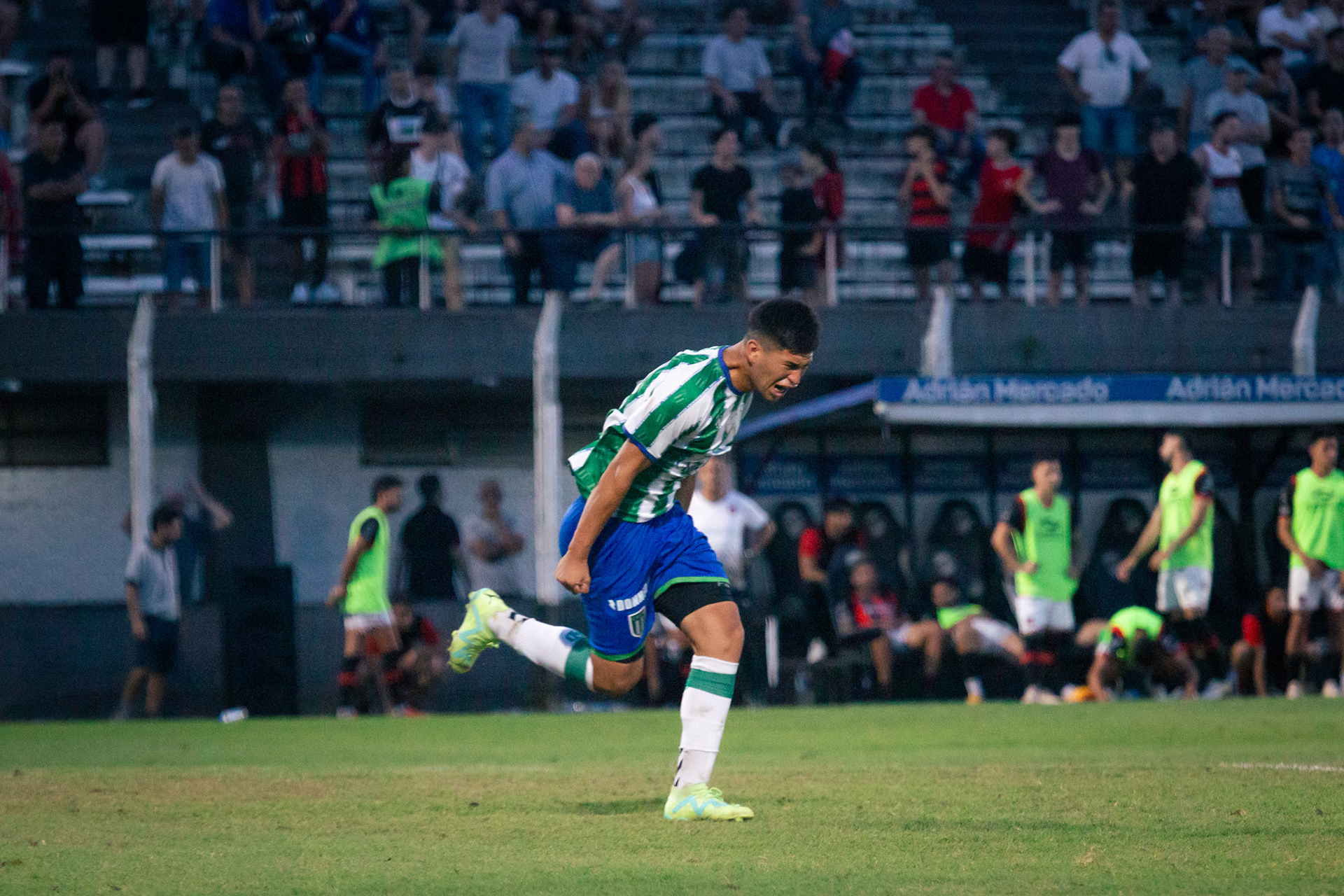 Matías Benitez anota el penal que le da a San Miguel el ascenso de Primera Nacional. El 12 de diciembre de 2023 en el Estadio Ciudad de Vicente Lopez de Buenos Aires, Argentina. San Miguel derrotó por penales a Douglas Haig tras empatar en el tiempo regular 0-0.
