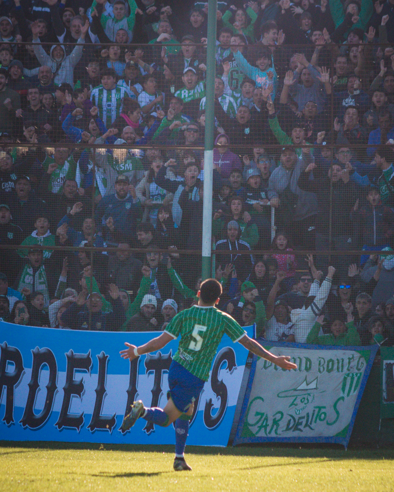 Federico Sena festeja su gol frente a Deportivo Merlo. El 26 de agosto de 2023 en el Estadio Malvinas Argentinas de Los Polvorines, Buenos Aires, Argentina.