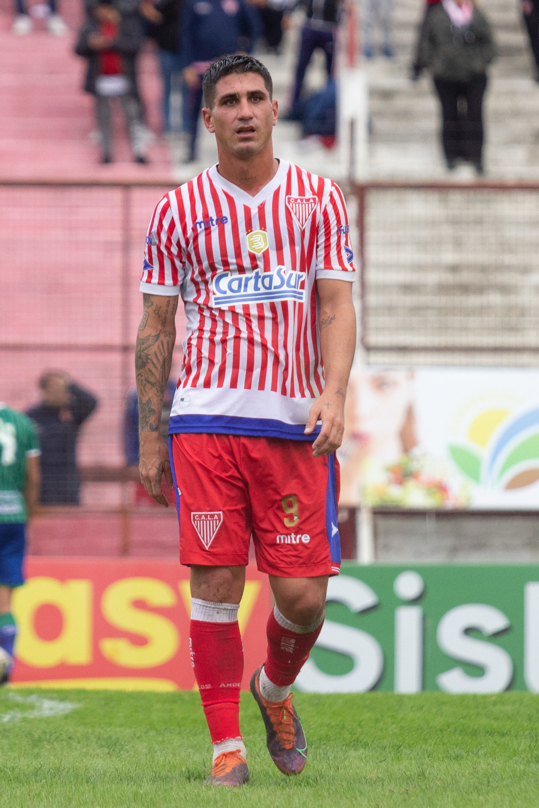 Federico Haberkorn (Los Andes) es expulsado finalizando el primer tiempo frente a San Miguel. En el Estadio Eduardo Gallardón de Lomas de Zamora, Buenos Aires, Argentina. El 6 de mayo de 2023. Los Andes se quedó con el triunfo por 3 a 0 frente a San Miguel por la fecha 13 del Torneo Apertura de la Primera B 2023; el "milrayitas" jugó todo el segundo tiempo con un jugador menos y logró convertir los últimos dos goles finalizando el partido con dos futbolistas menos en campo de juego.