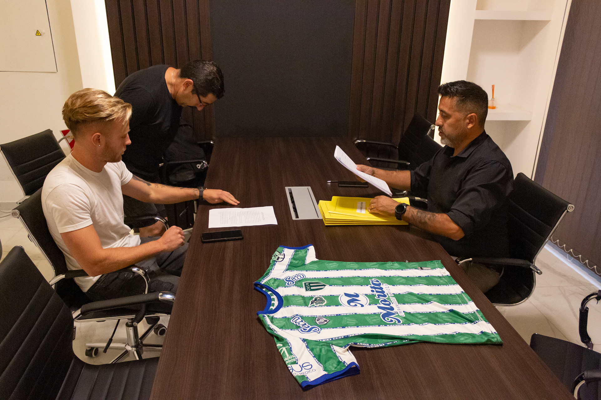 Lautaro Díaz Laharque, su representante y Guillermo Rebolledo, director deportivo de San Miguel (iqz. a der.) se reúnen para realizar la firma de contrato del jugador. En San Miguel, Buenos Aires, Argentina, el 07 de diciembre de 2022.