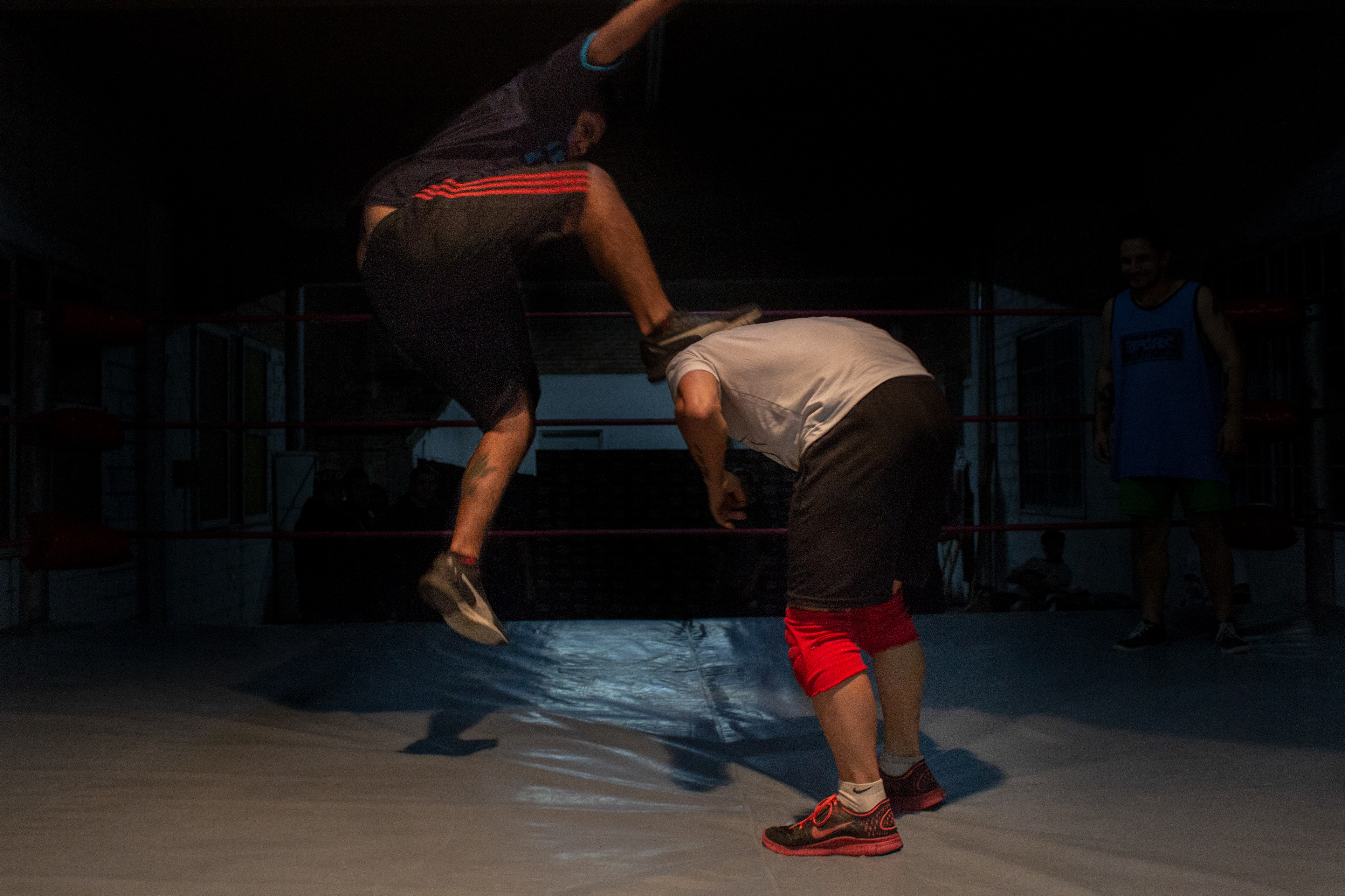 Frankie aplica un stomp a Chucha durante un entrenamiento de la Federación Argentina de Lucha el 31 de mayo de 2019 en Caseros, Buenos Aires, Argentina.