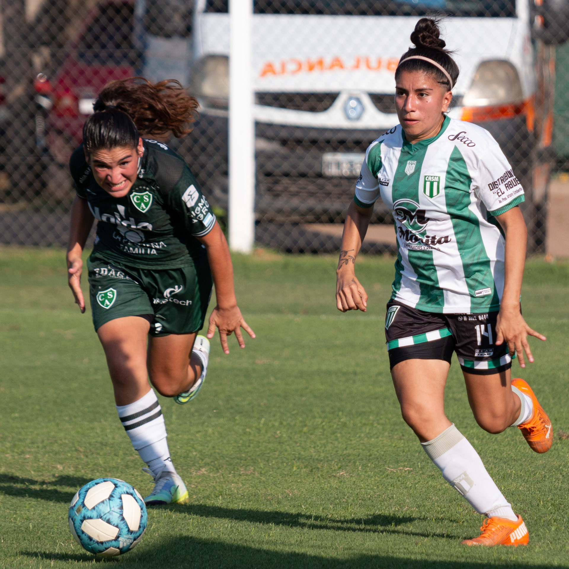 Layla Albarracín (San Miguel) controla la pelota mientras es perseguida por Constanza Diaz (Sarmiento de Junín) el 18 de marzo del 2023 en la Ciudad Deportiva de Sarmiento de Junín, Buenos Aires, Argentina. Sarmiento (J) se llevó la victoria por 1-0 frente a San Miguel en la fecha 1 de la Zona B de la Primera B femenina.
