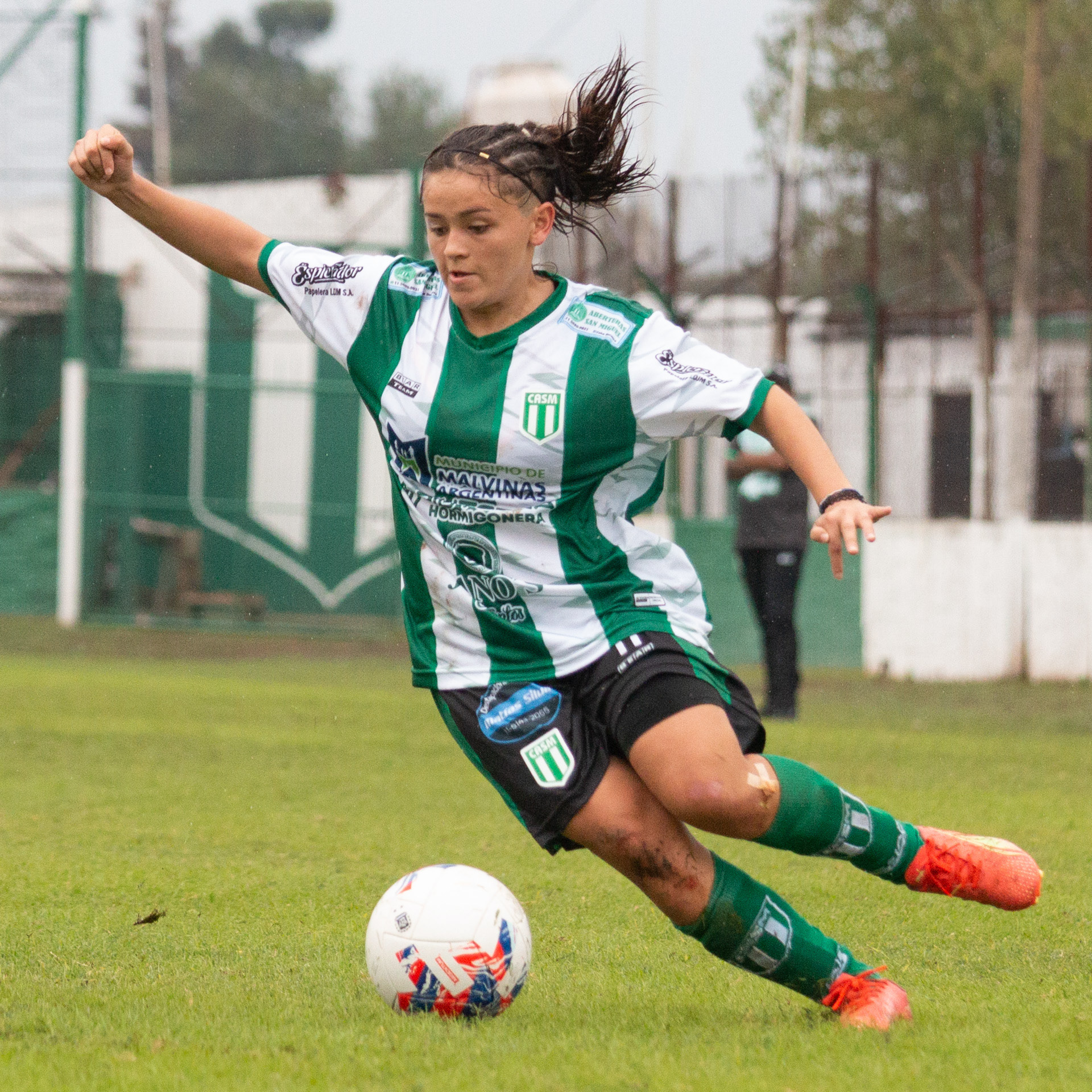 Jazmin Villar (San Miguel) controla la pelota el 16 de abril de 2023 en el Estadio Malvinas Argentinas de Los Polvorines, Buenos Aires, Argentina. San Miguel cayó en condición de local por 1-2 frente a Argentinos Juniors por la Fecha 5 de la Zona B - Fase clasificación del Torneo Femenino de la Primera B 2023.
