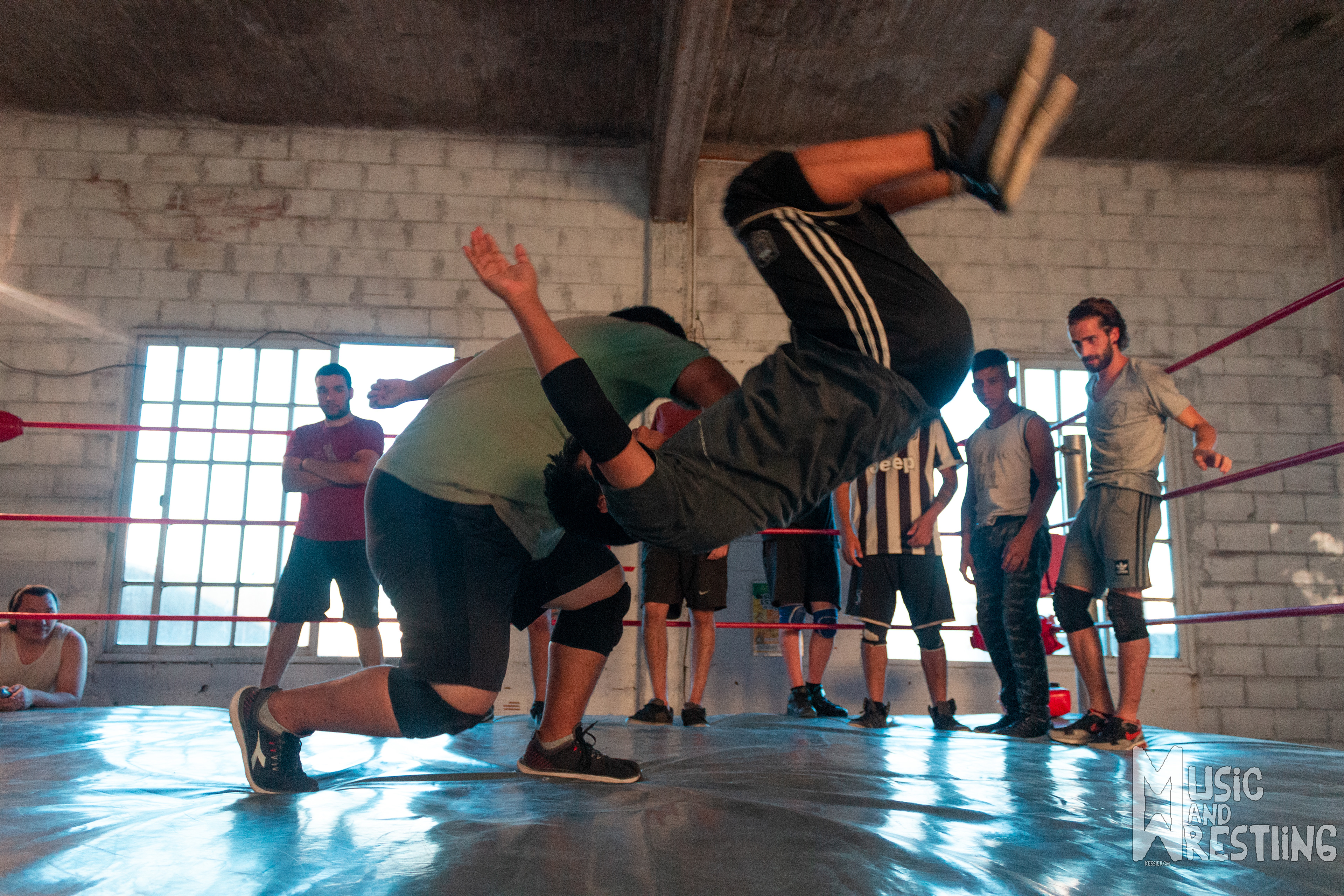 Bolmangani aplica una japonesa a Roman Saculnaig durante un entrenamiento de la Federación Argentina de Lucha el 21 de febrero de 2020 en Caseros, Buenos Aires, Argentina.
