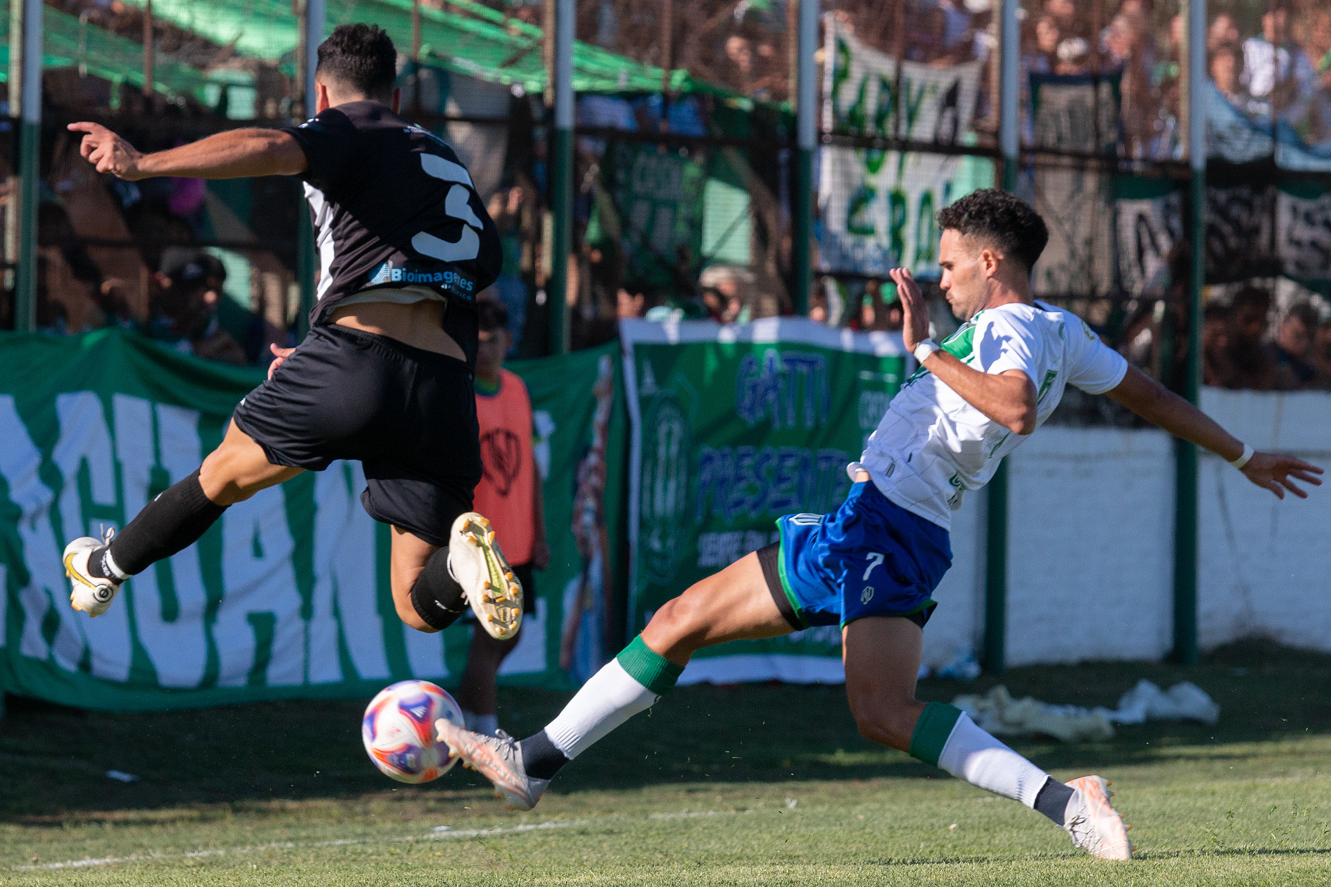 Iván Regules (San Miguel) interfiere a Guillermo Mackay (Fénix) en el Estadio Malvinas Argentinas de Los Polvorines, Buenos Aires, Argentina, el 18 de febrero de 2023. San Miguel se llevó la victoria por 1 a 0 frente a Fénix en condición de local en la fecha 2 del Torneo Apertura 2023 de Primera B Metropolina.