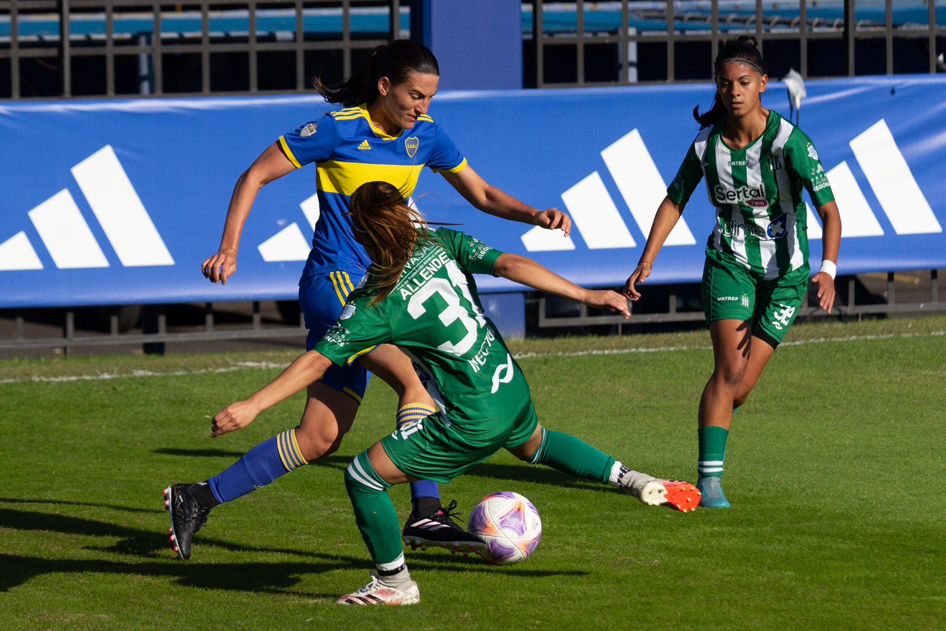 Raquel Polich (Boca Juniors) controla la pelota mientras es presionada por Rosa Allende y Sofía Sarubba (Excursionistas). El 15 de mayo de 2023 en el predio de Casa Amarilla en La Boca, Buenos Aires, Argentina. Boca derrotó por 7 a 0 a Excursionistas por las fecha 12 del Primer Torneo 2023.