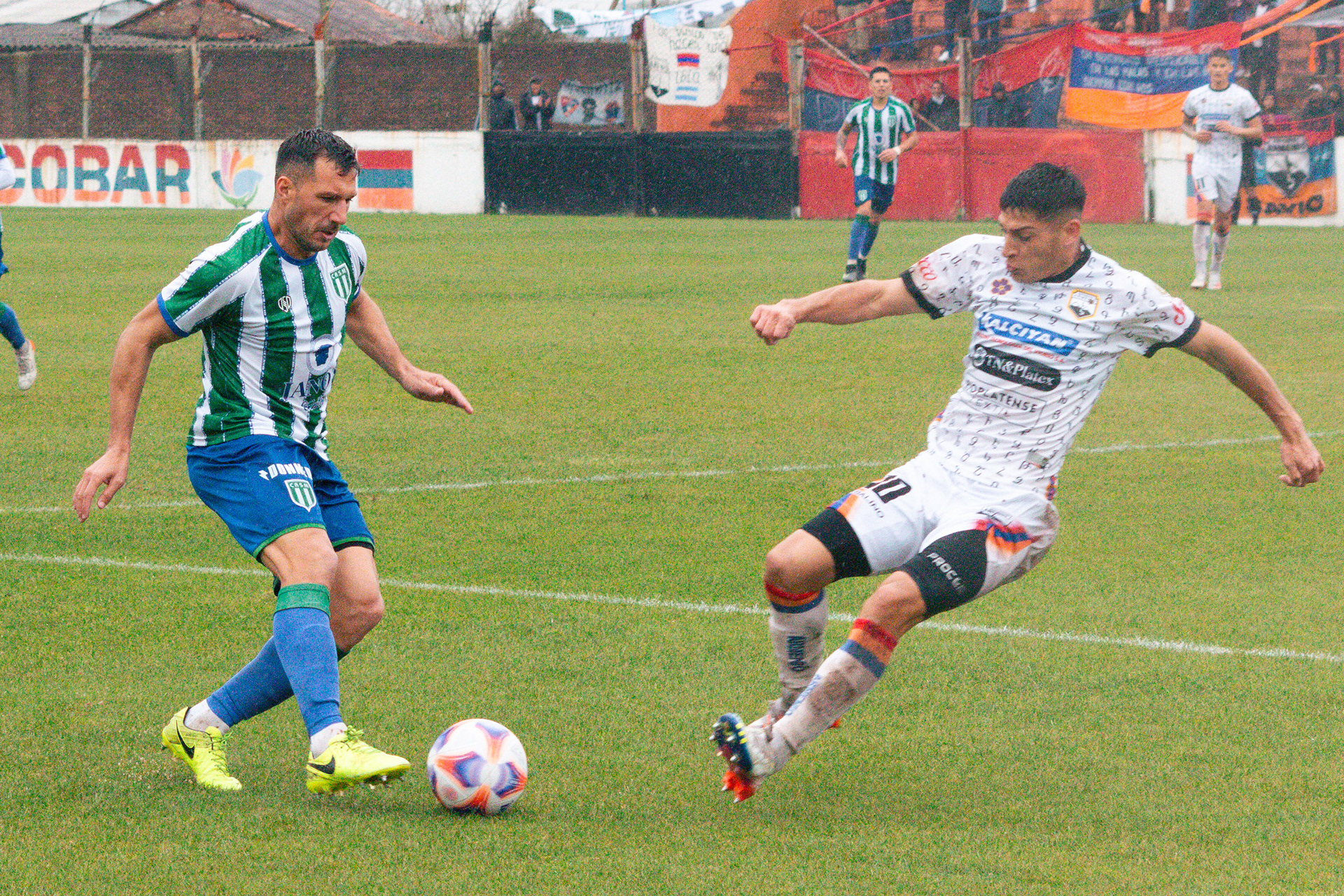 Ezequiel Melillo (San Miguel) disputa la pelota frente a su rival de Deportivo Armenio. El 3 de septiembre de 2023 en el Estadio Armenia de Ingeniero Maschwitz, Buenos Aires, Argentina.