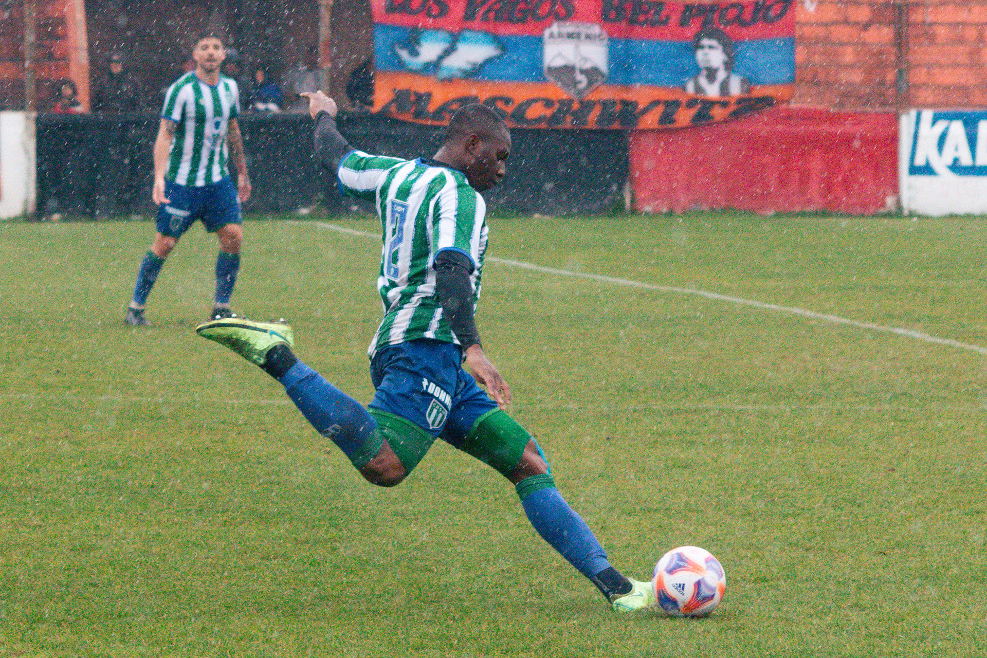 Dixon Rentería patea la pelota en el partido frente a Deportivo Armenio. El 3 de septiembre de 2023 en el Estadio Armenia de Ingeniero Maschwitz, Buenos Aires, Argentina.