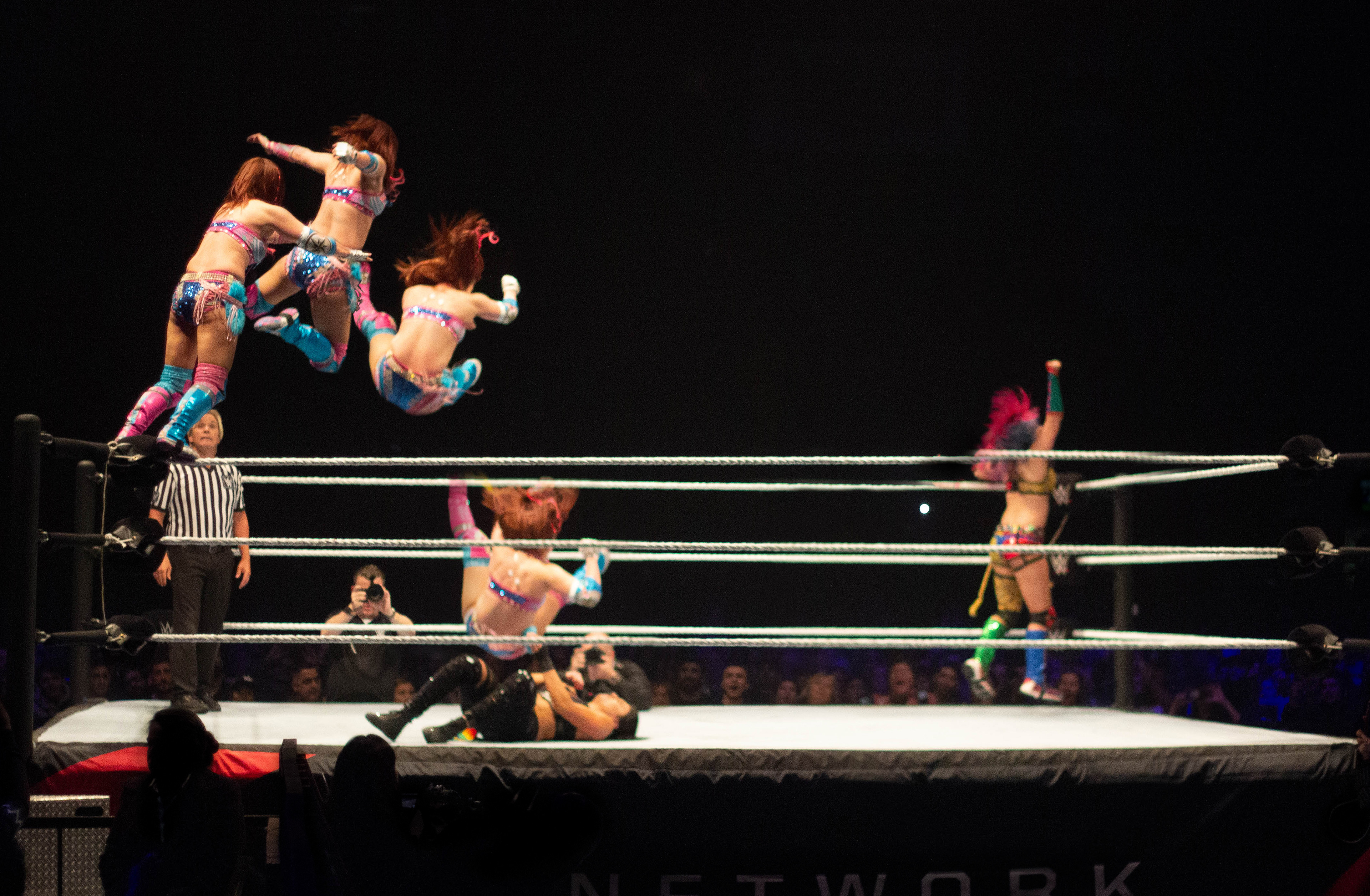Kairi Sane aplica el insane elbow sobre Sonya Deville, mientras Asuka celebra en la esquina opuesta durante el WWE Live Buenos Aires en el Luna Park de Buenos Aires, Argentina el 6 de septiembre de 2019.