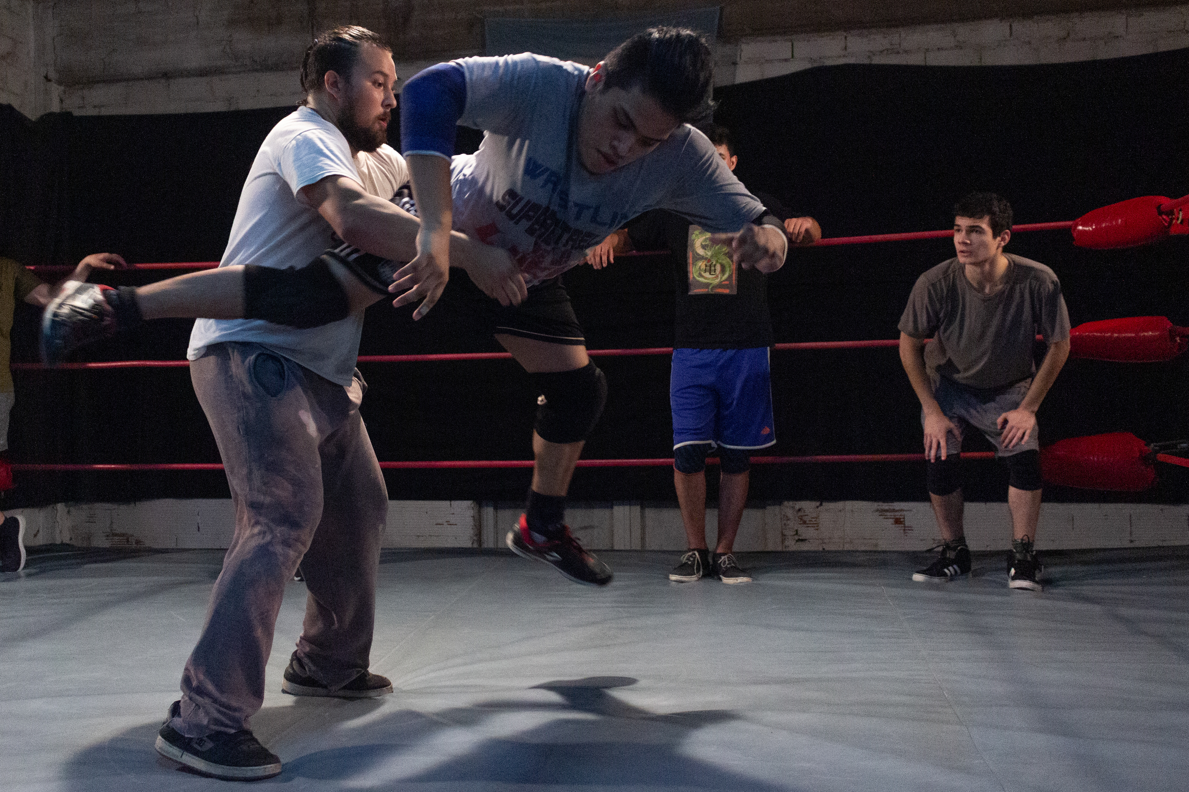 Roman Saculnaig aplica una llave a Alan Strong durante un entrenamiento de la Federación Argentina de Lucha el 4 de julio de 2022 en Caseros, Buenos Aires, Argentina. 