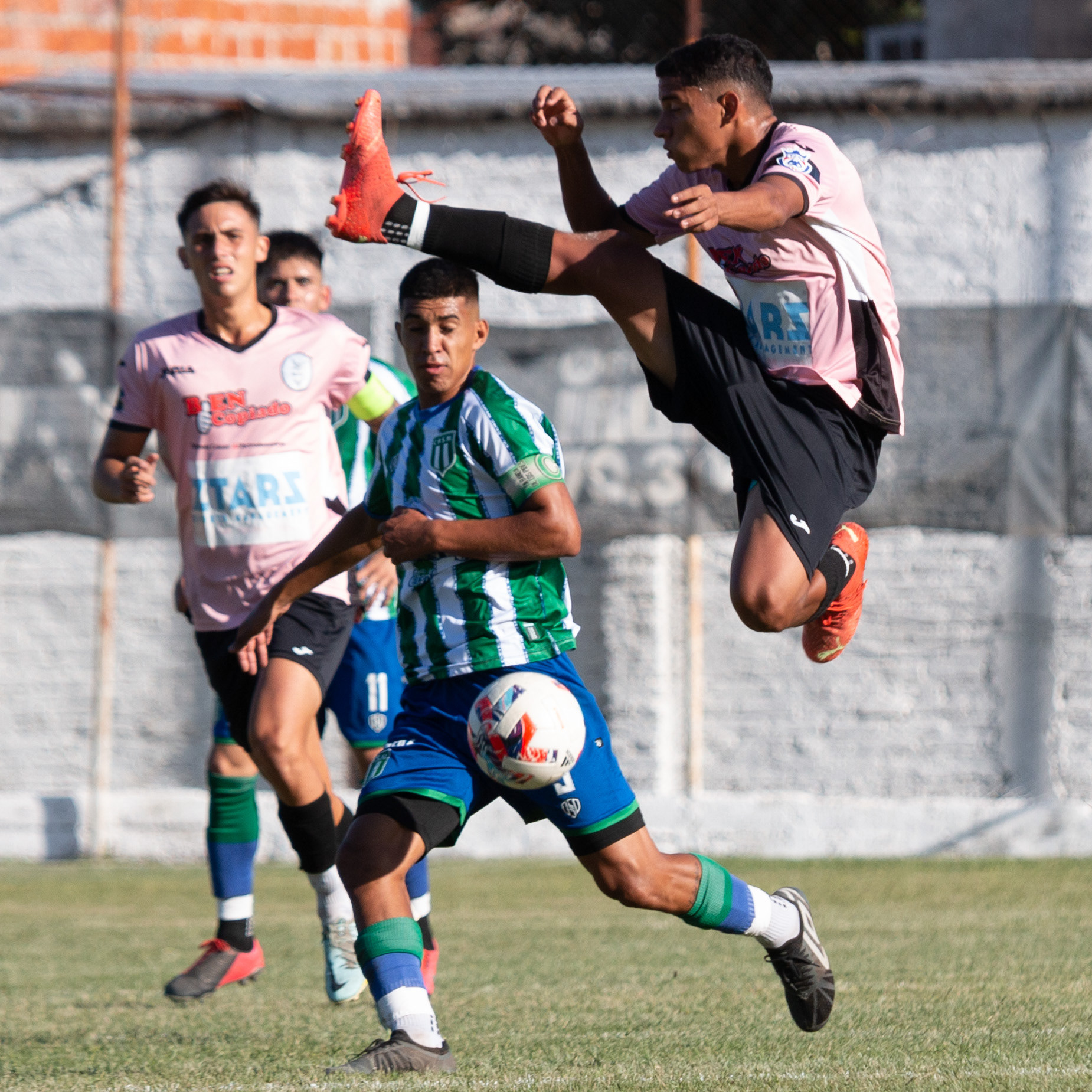 Leandro Yubel (San Miguel) controla la pelota mientras su rival de Fénix salta por el aire. El 28 de marzo de 2023 en Ing. Adolfo Sourdeaux, Buenos Aires, Argentina. La división reserva de San Miguel fue derrotada en condición de visitante por 2-1 en la Fecha 2 del Torneo 2023 donde hicieron su presentación luego de posponer la primera fecha.