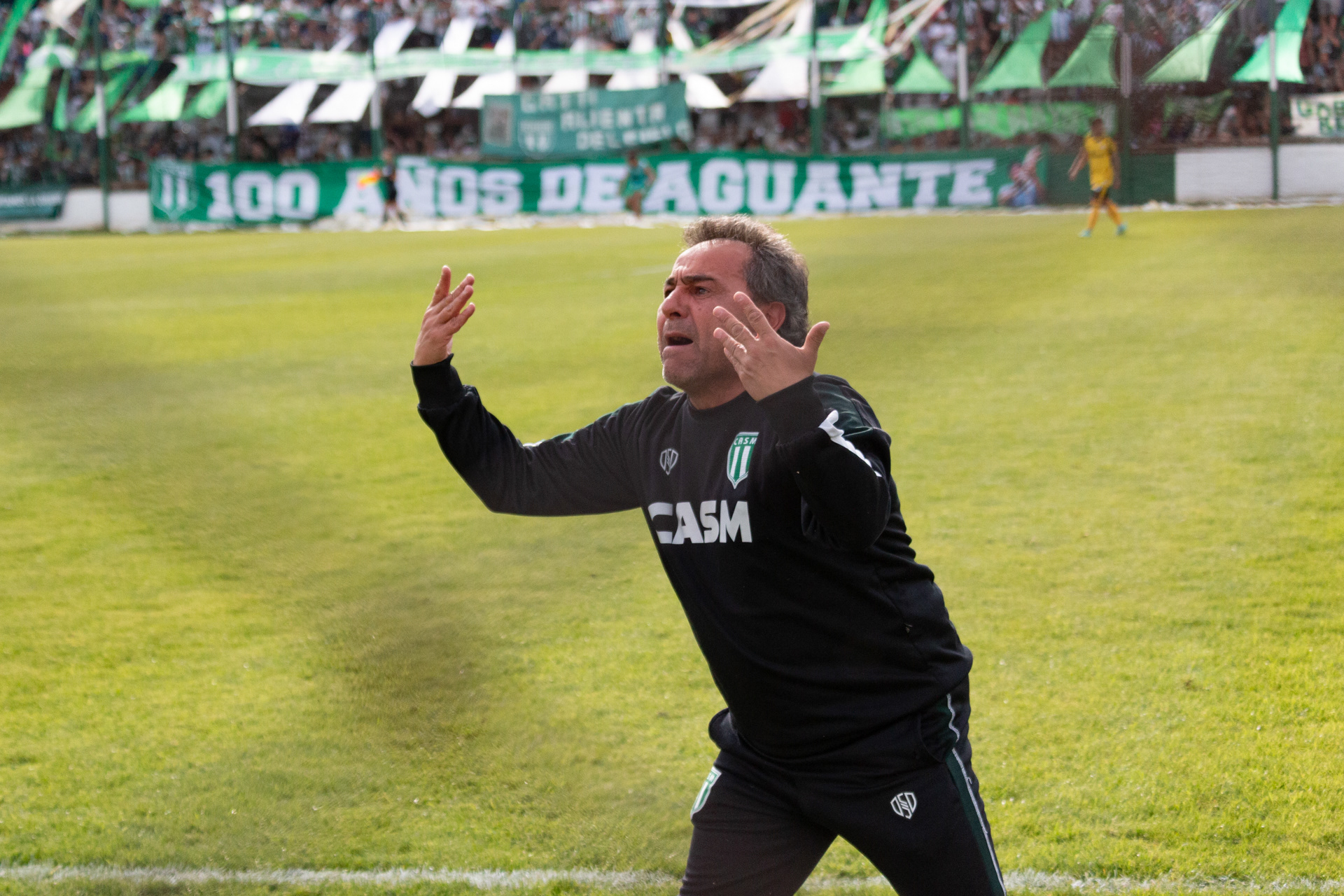 Gustavo "el sapito" Coleoni festeja el gol del empate frente a Comunicaciones alentando al público el 17 de septiembre de 2022 en el Estadio Malvinas Argentinas de Los Polvorines, Buenos Aires, Argentina. San Miguel y Comunicaciones igualaron 1 a 1 en la fecha 15 del torneo clausura 2022 de la Primera B