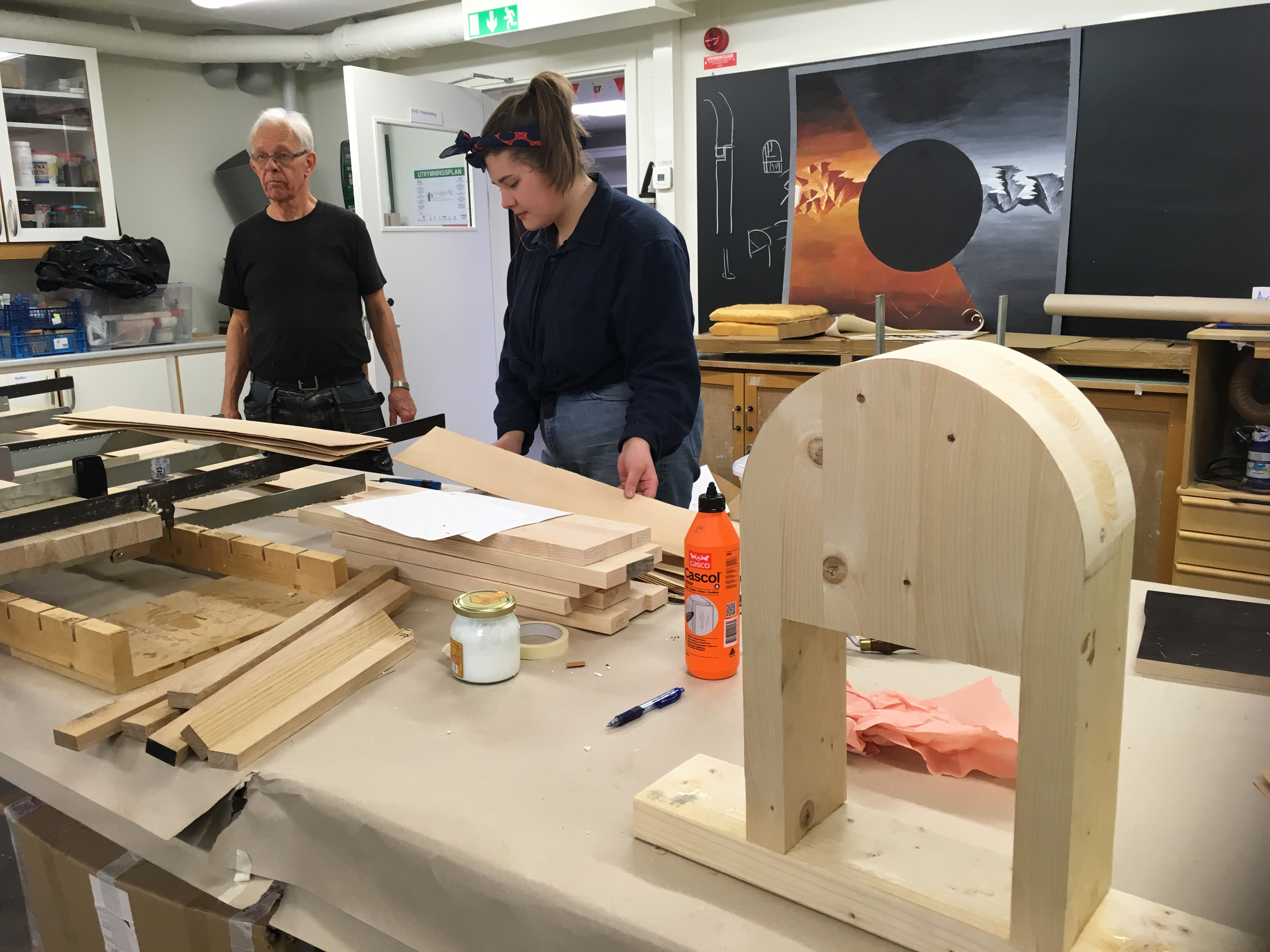 Björkfanér till formpressning skärs till. 