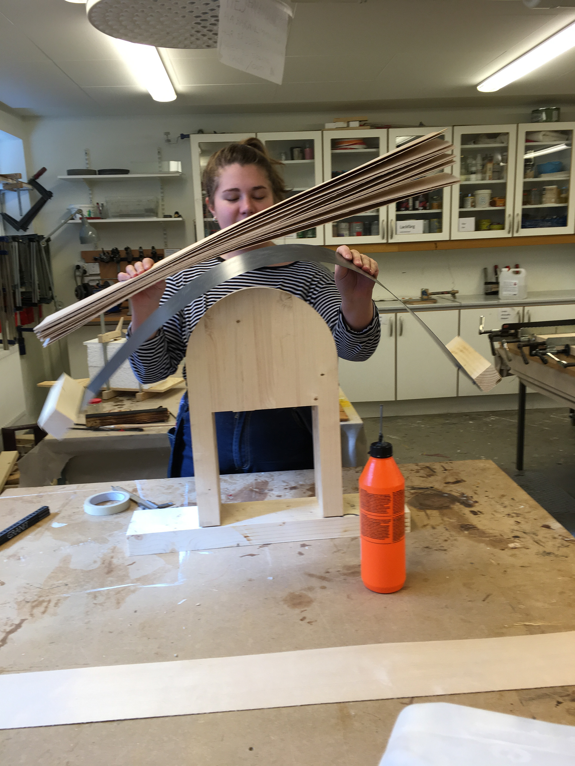 En remsa i metall gjordes för att kunna spänna åt fanéren för ett slätt resultat.