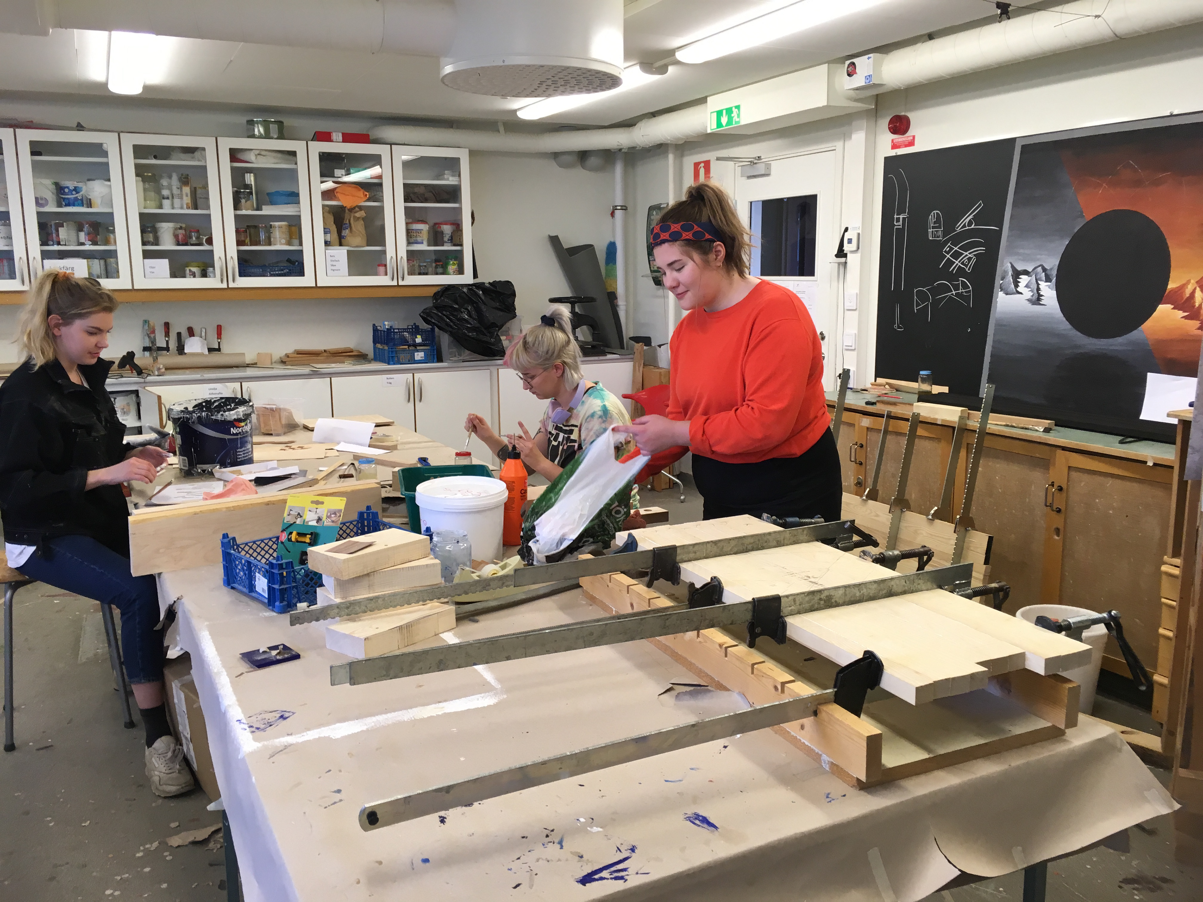 Bänklockens skiva limfogad. 