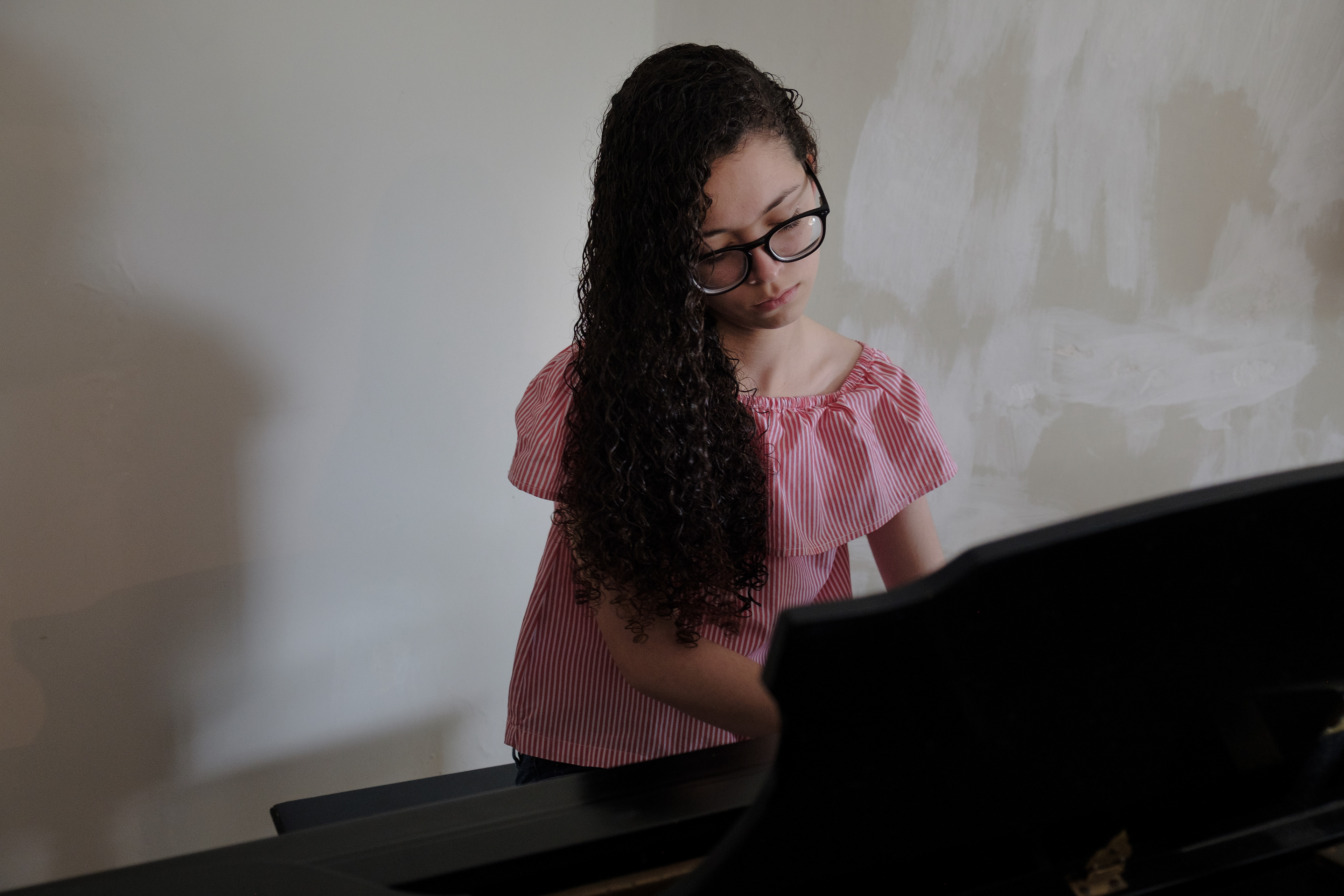 Diana Valero performs one of her compositions: a piece based on her experience during the protest years of 2014, 2017 and 2019. She's planning on using that piece allong with a video with footage of the protests for her Berklee aplication. Caracas, March 23, 2019