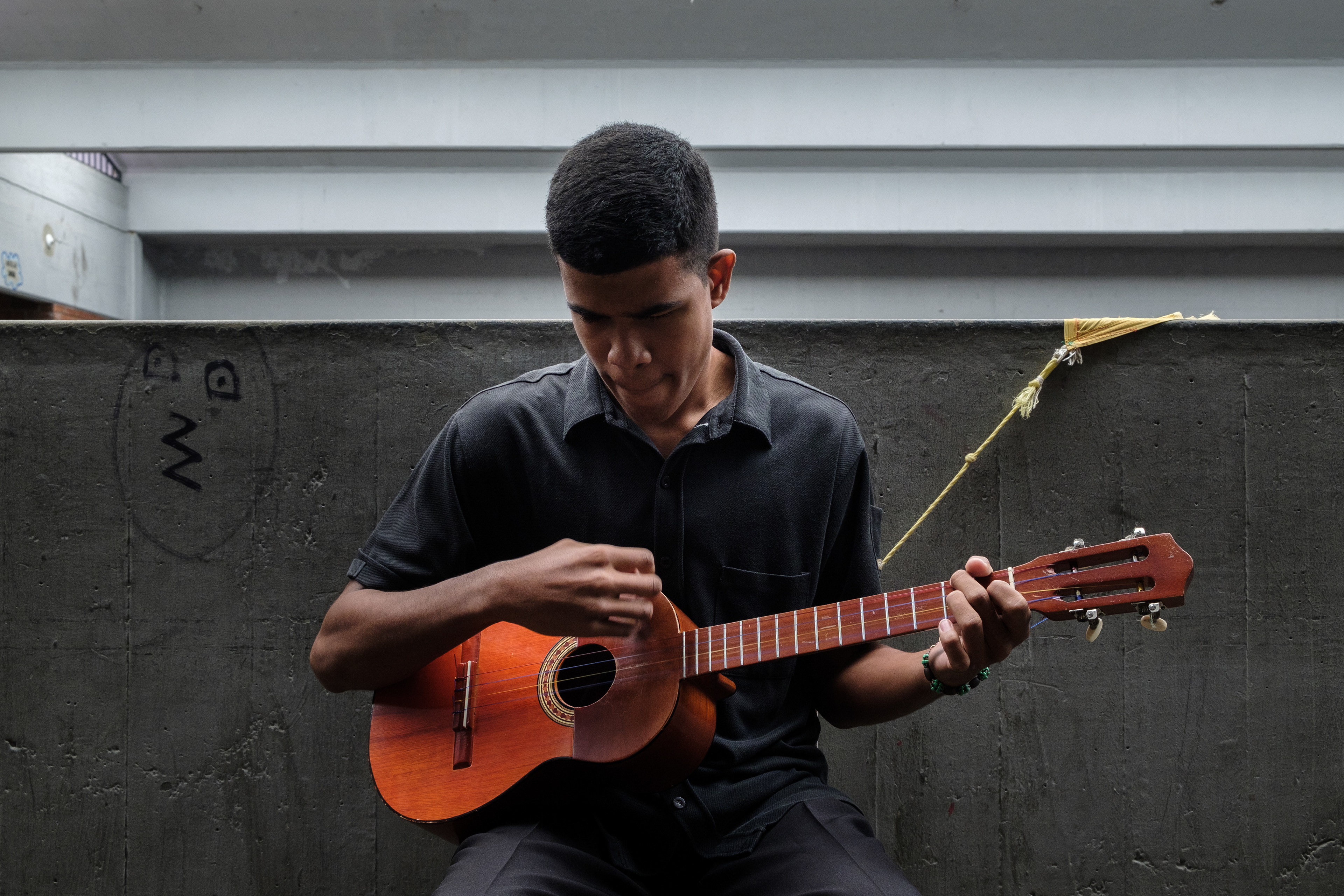 Cherart Rodriguez also knows how to play the cuatro and sings songs from his favorite artist, Ali Primera, a Venezuelan singer and songwriter from the 80s. Caracas, april 6 2019