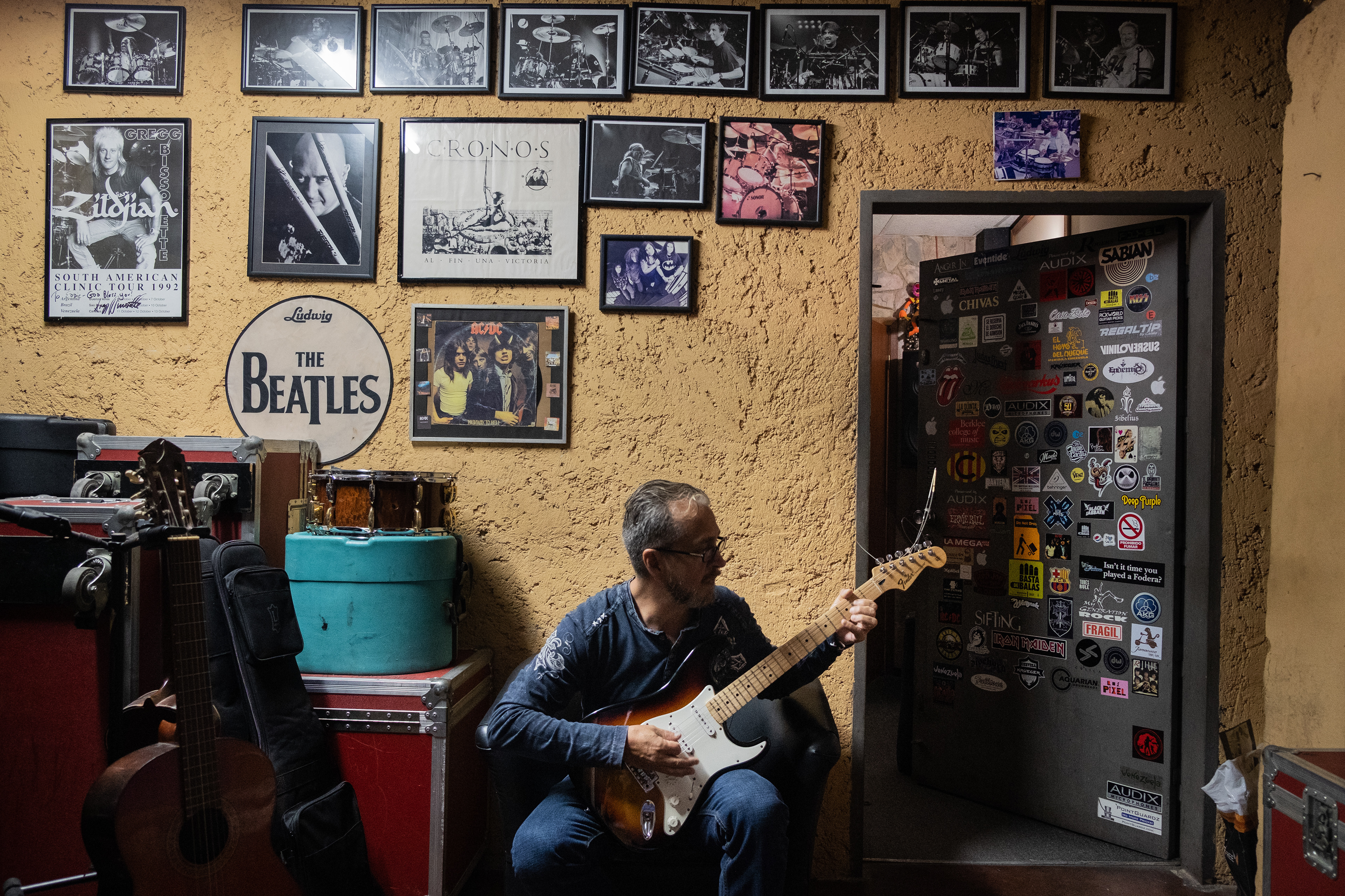 Eduardo Nieto playing a song by Guns and Roses at the outside of the rehearsal studio. Caracas, March 21, 2019