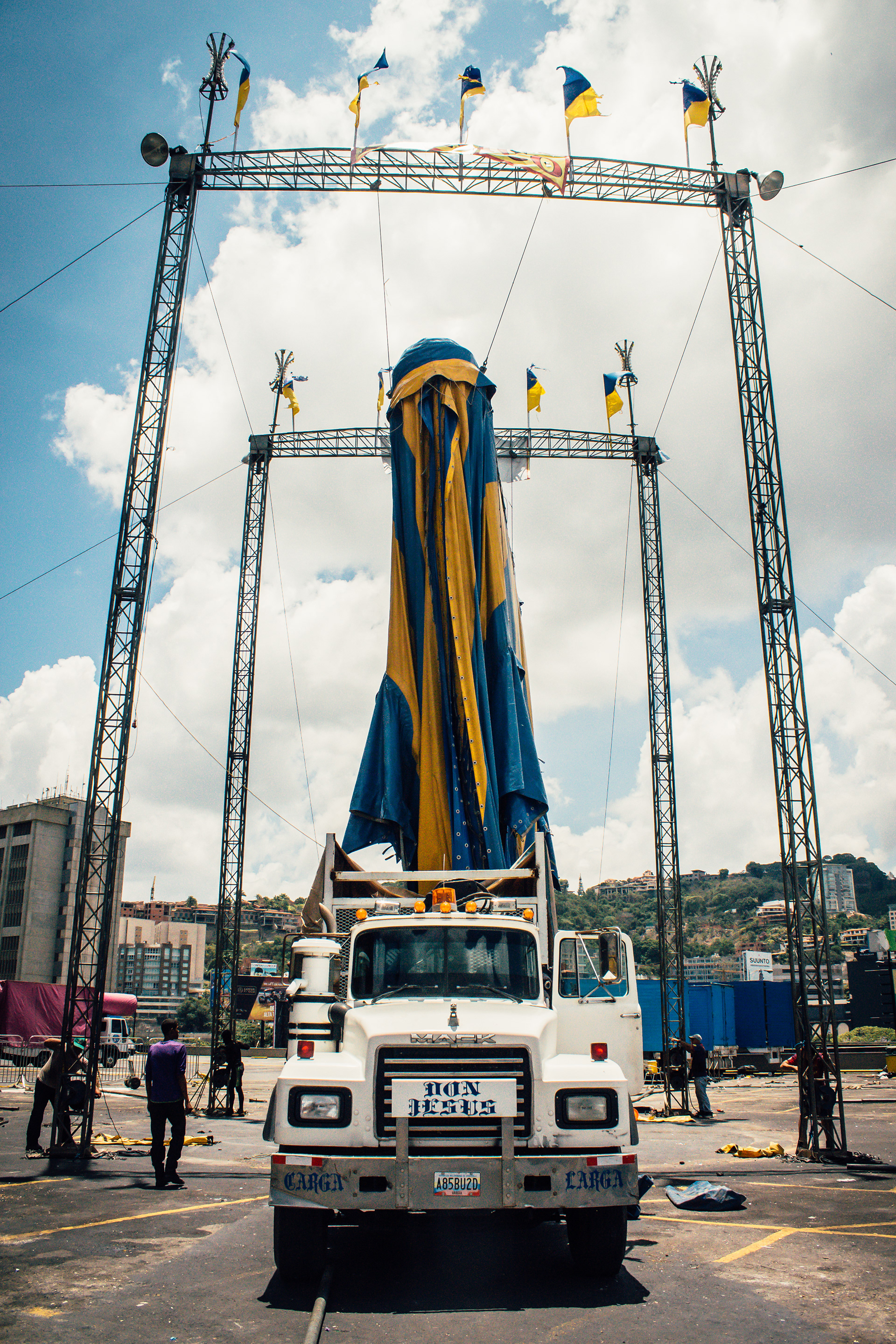 The process for packing up the tent consists on putting the truck that carries it underneath and folding it over itself over the truck. Caracas 2015