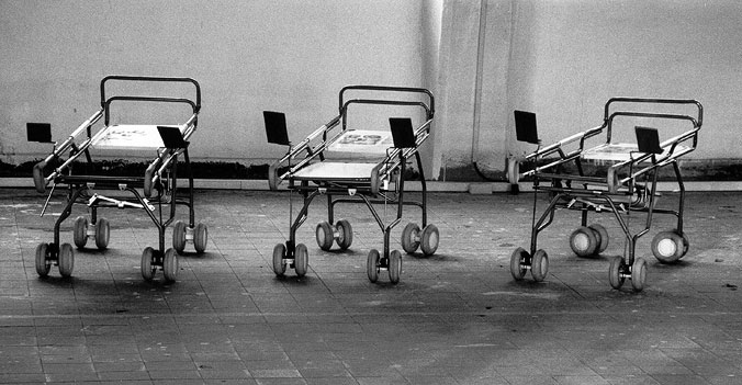 Zbigniew Libera: Łóżeczko porodowe dla dziewczynek, 1996