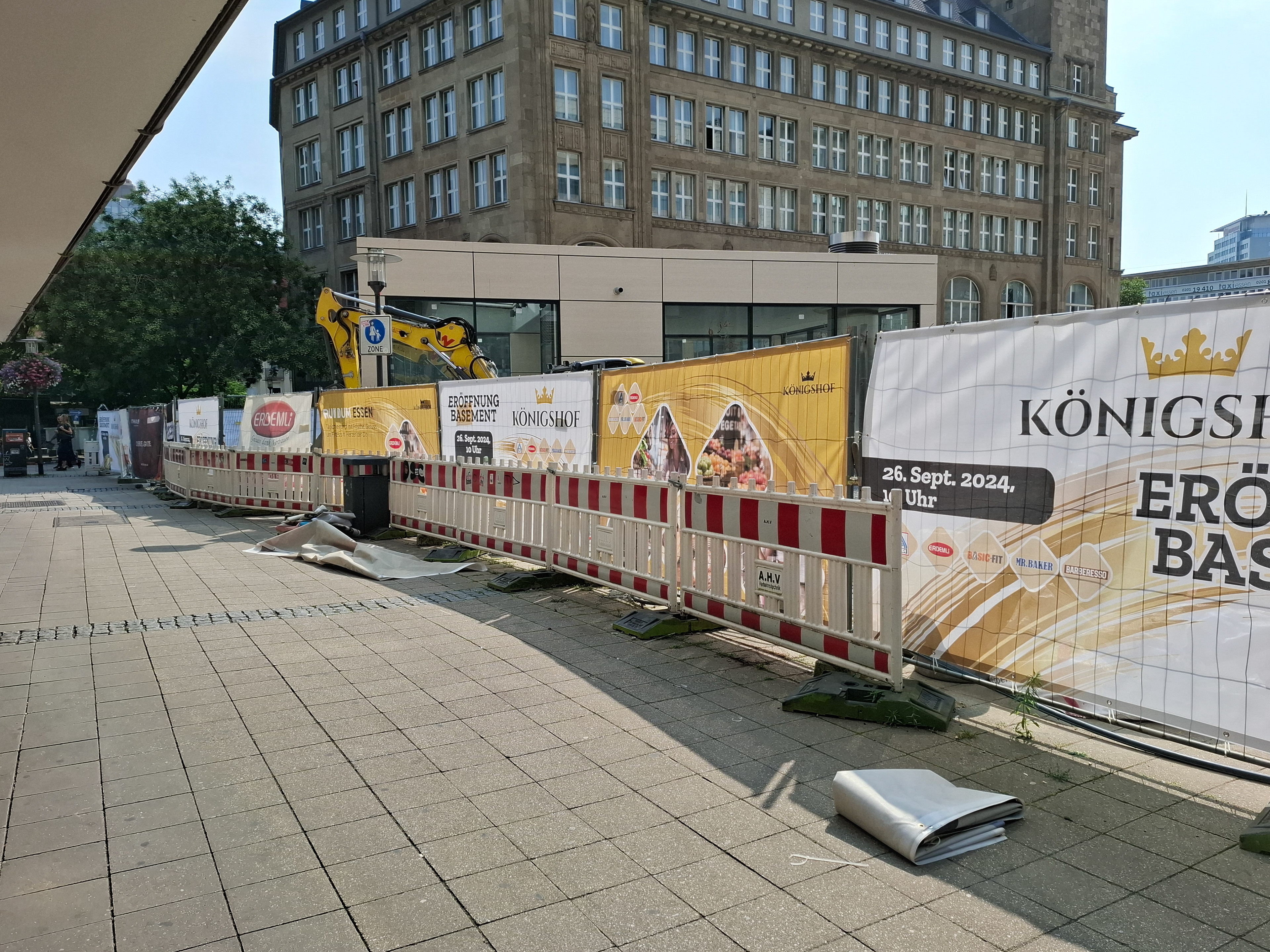 Bauzaunbanner rund um die Baustelle mit Hinweisen zur Eröffnung