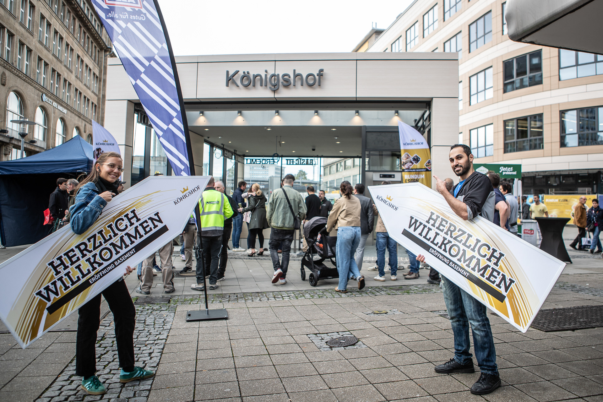 Feierliche Eröffnung des Königshof in Essen. Promotion mit Sign Spinnern.
