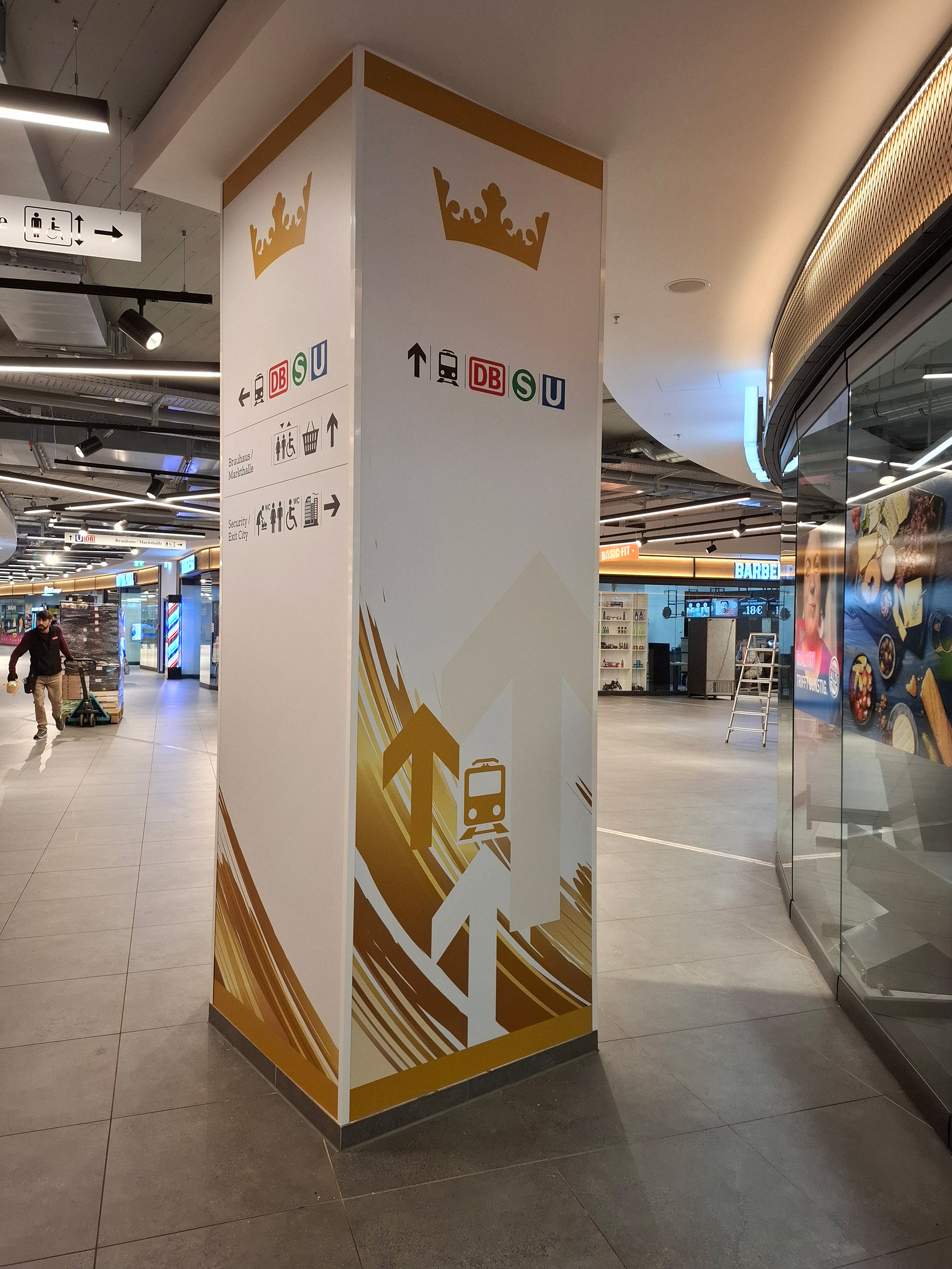 Säulenverkleidung mit Wegführung