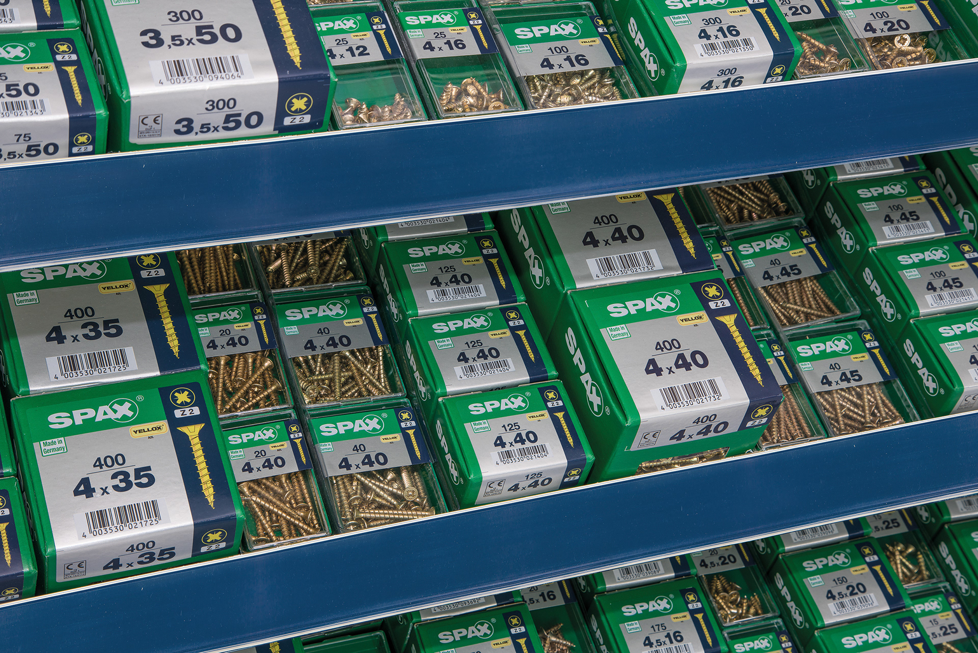 Sortiment von DIY-Verpackungen im Regal