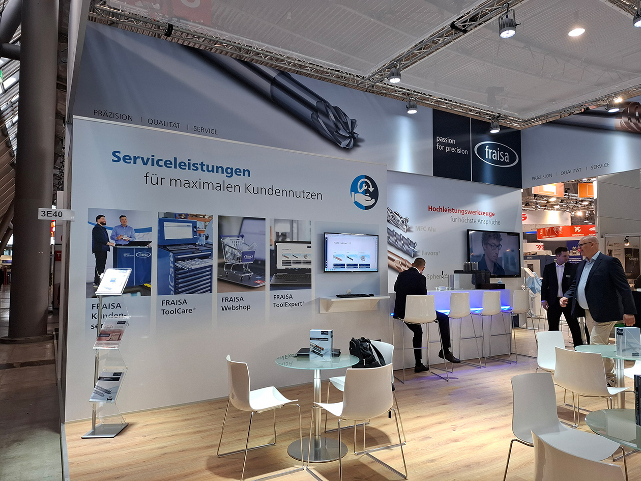 Serviceleistungen mit Monitor an der Messewand