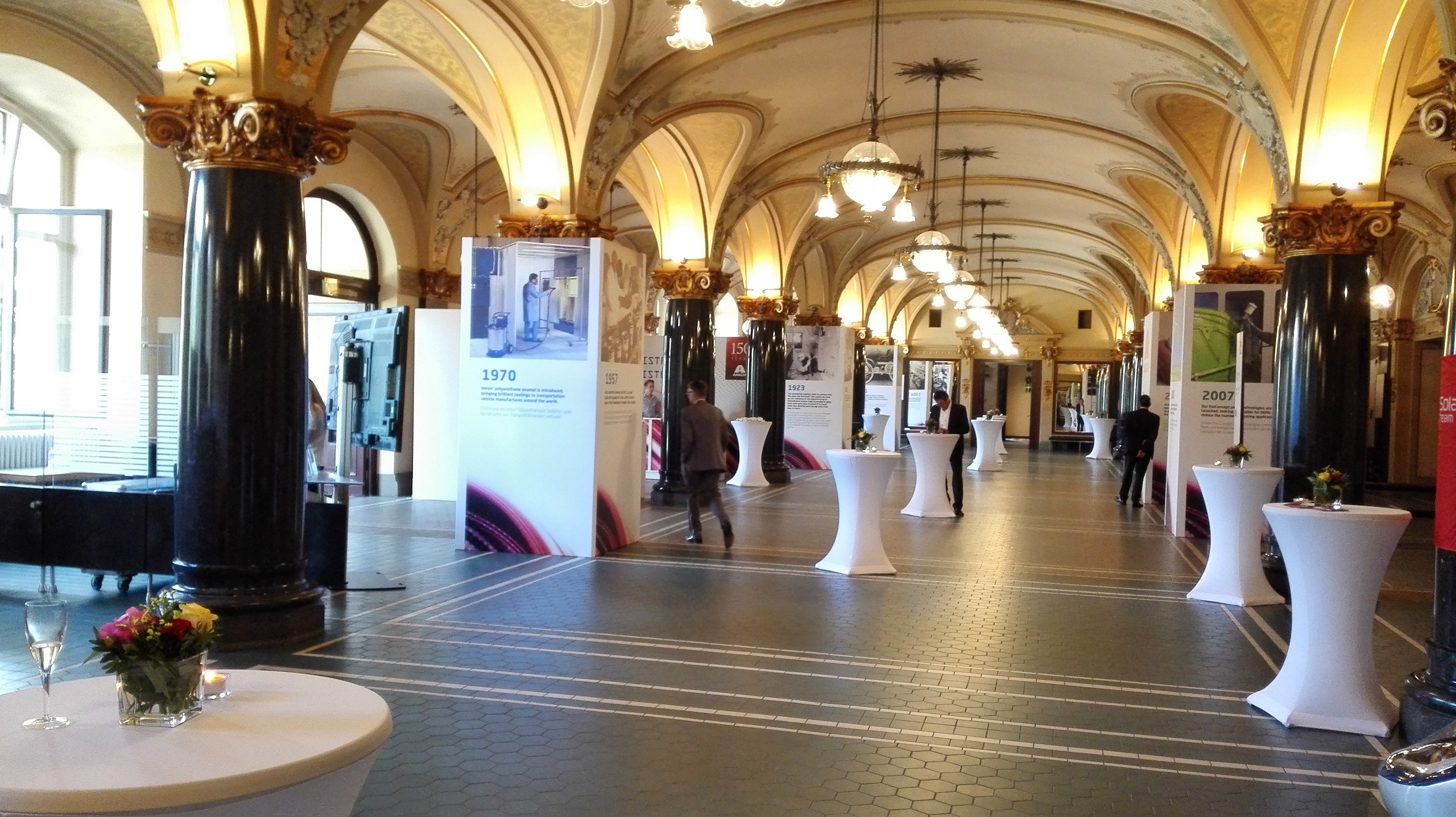 Empfangshalle mit Säulenverkleidungen zur Axalta Historie