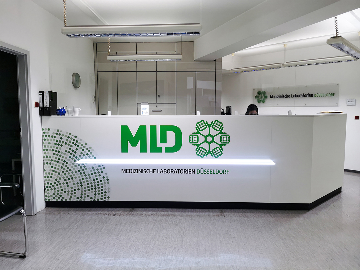 Infotheke mit neuem Logo und Key Visual.