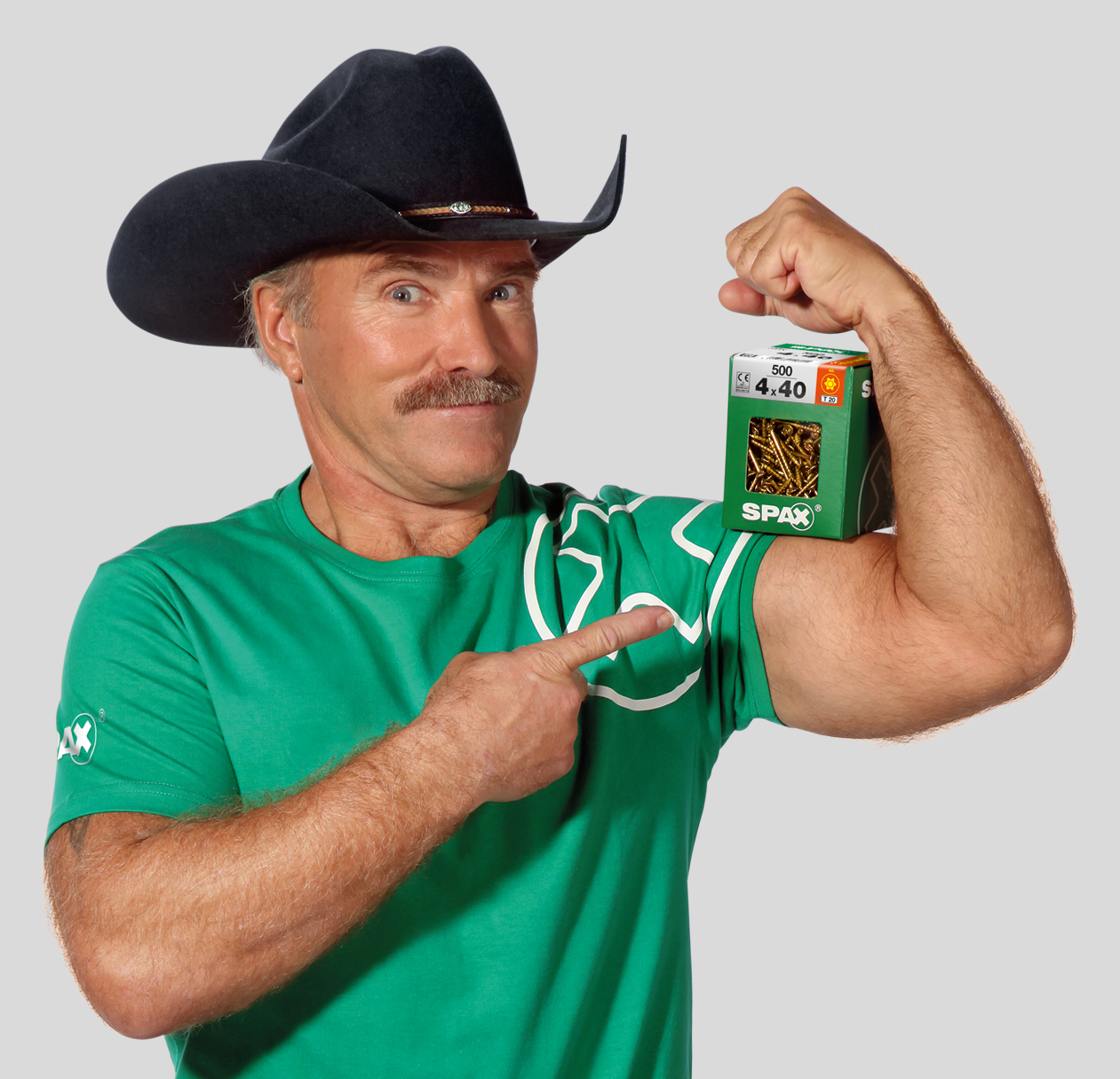 Testimonial Konny Reimann präsentiert ein SPAX DIY-Verpackung