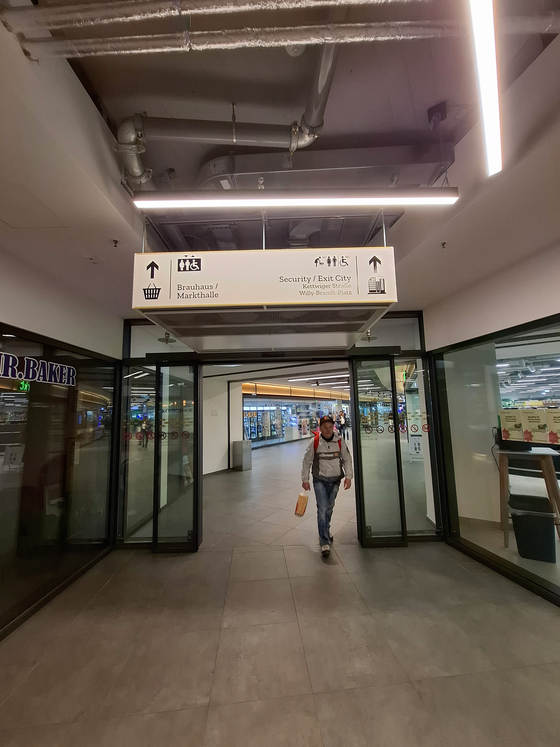 Hinweisschilder mit Wegführung