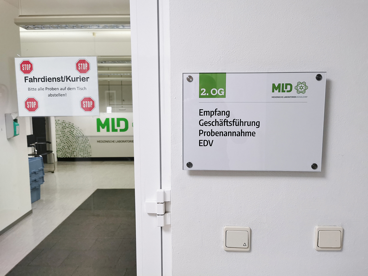 Neue Beschilderung in allen Praxisräumen und im Aussenbereich.