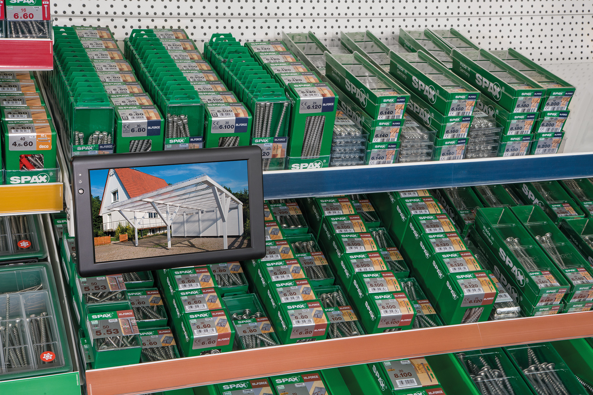 DIY-Verpackungen im Baumarktregal mit Scannerstreifen und Monitor