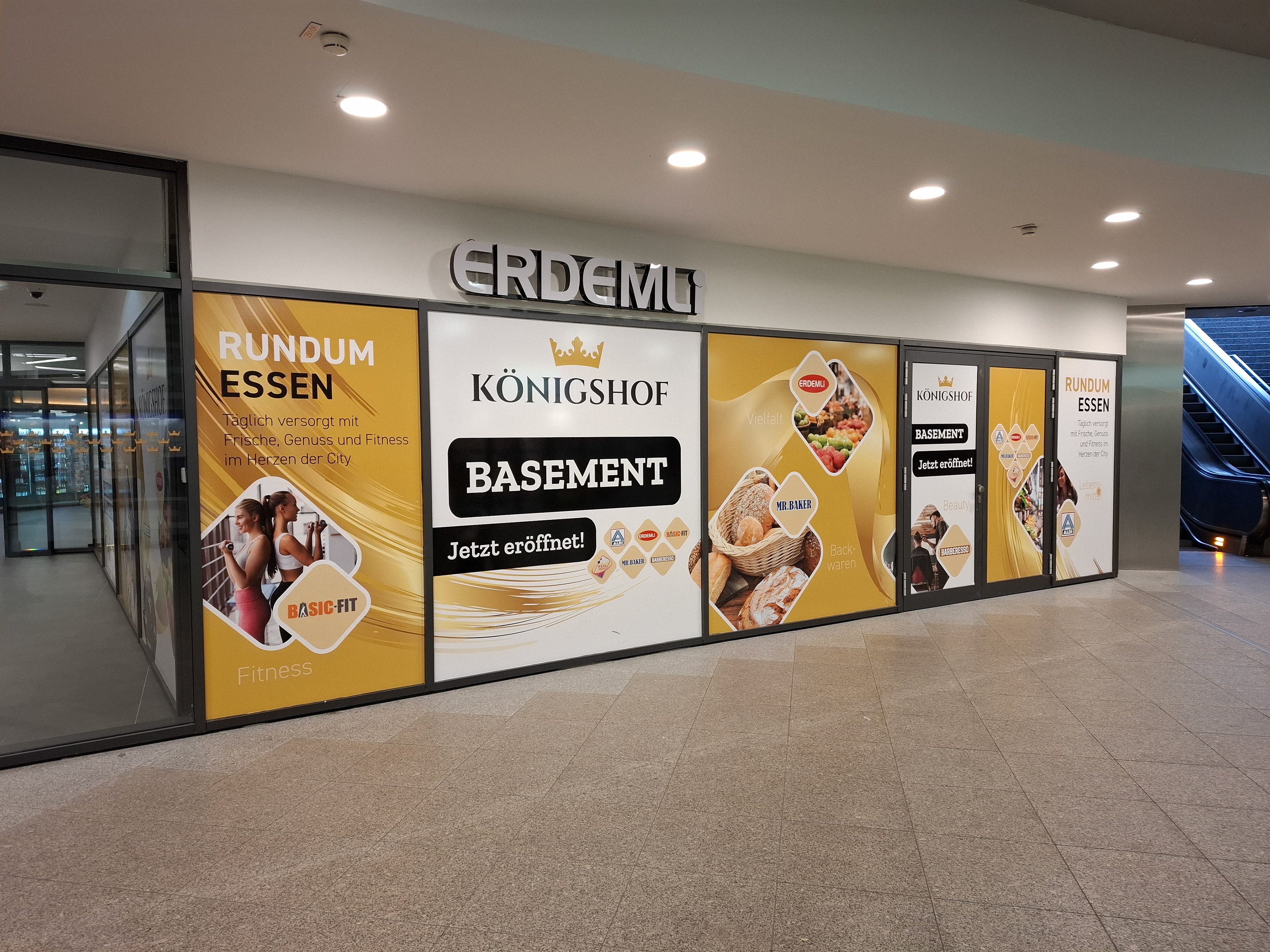 Glasfrontengestaltung mit Hinweis zur Eröffnung