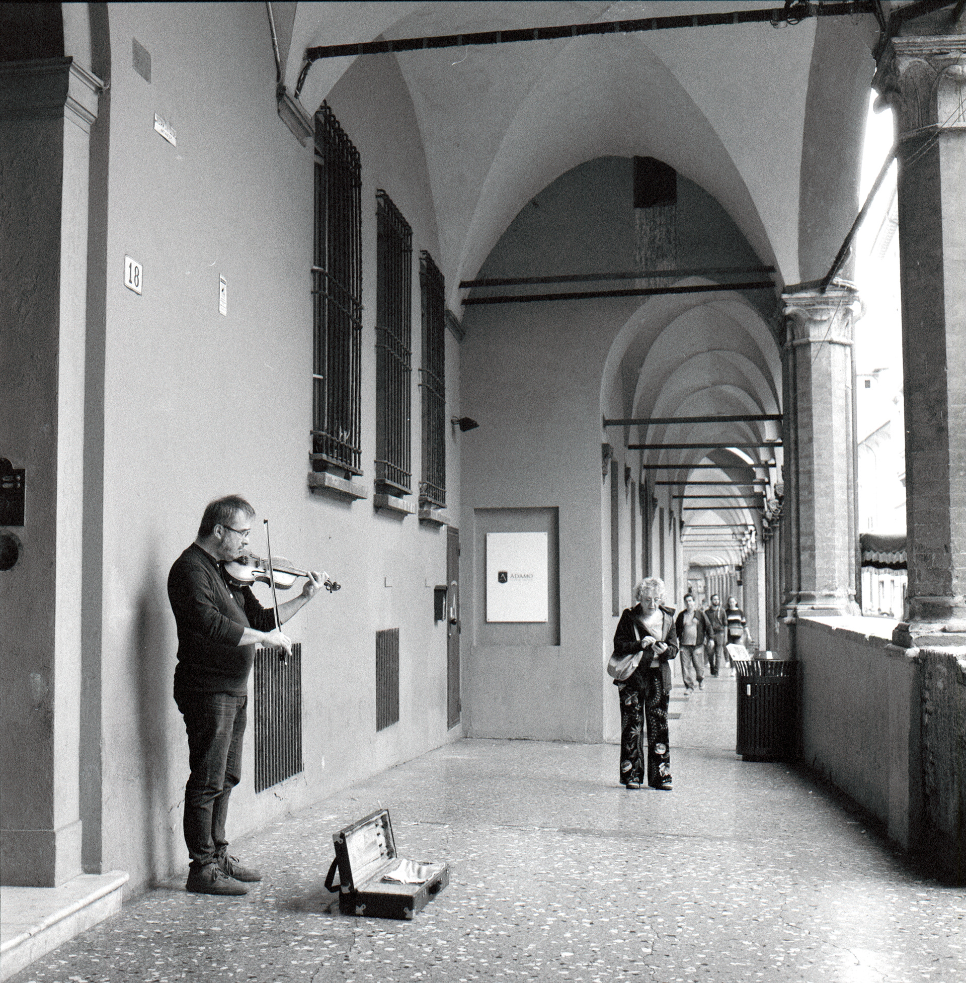 Ilford Delta 3200, A lone street violinist