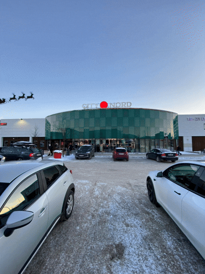 nissens slede og alle hans reinsdyr flyr over City Nord bygningen 