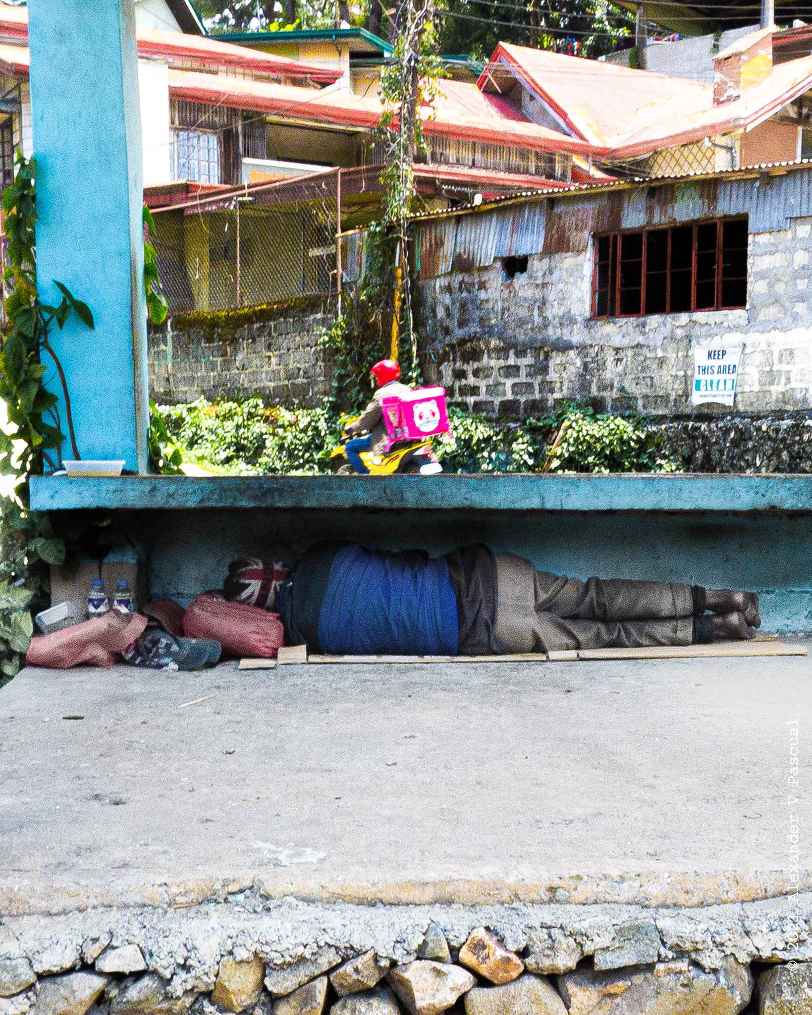 If only we can grab food for everyone. : : -------- From my PIX THAT SPIX Series | Images that speak. © 2021 Photo by Alexander V Pascual -------- #lumix #photooftheday #baguio #streetphotography #people