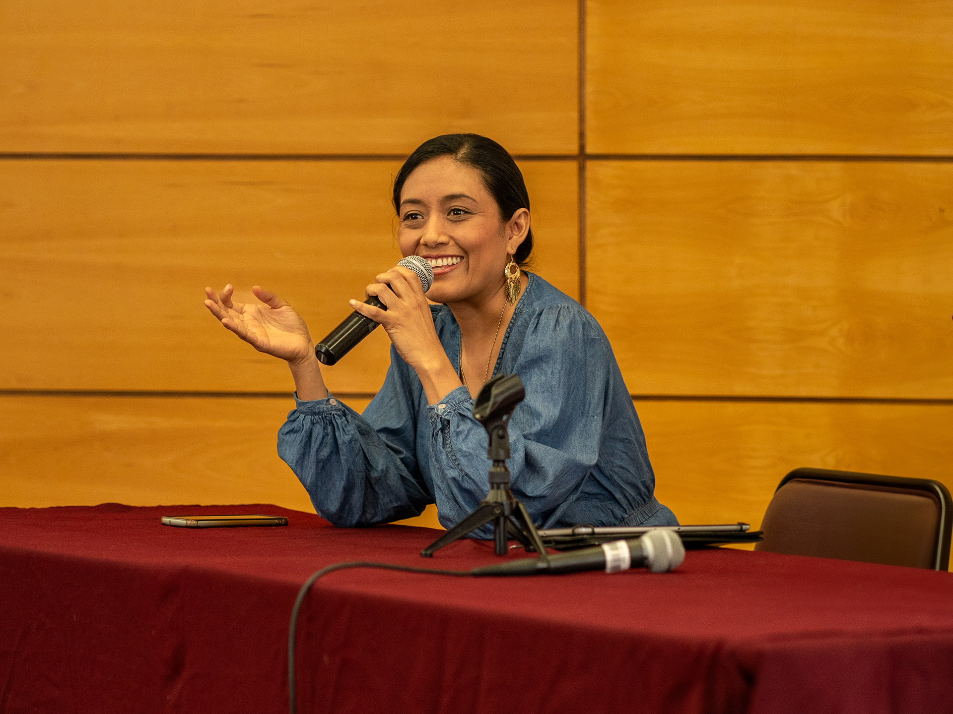 Mesa de diálogo con Andrea Cóndor