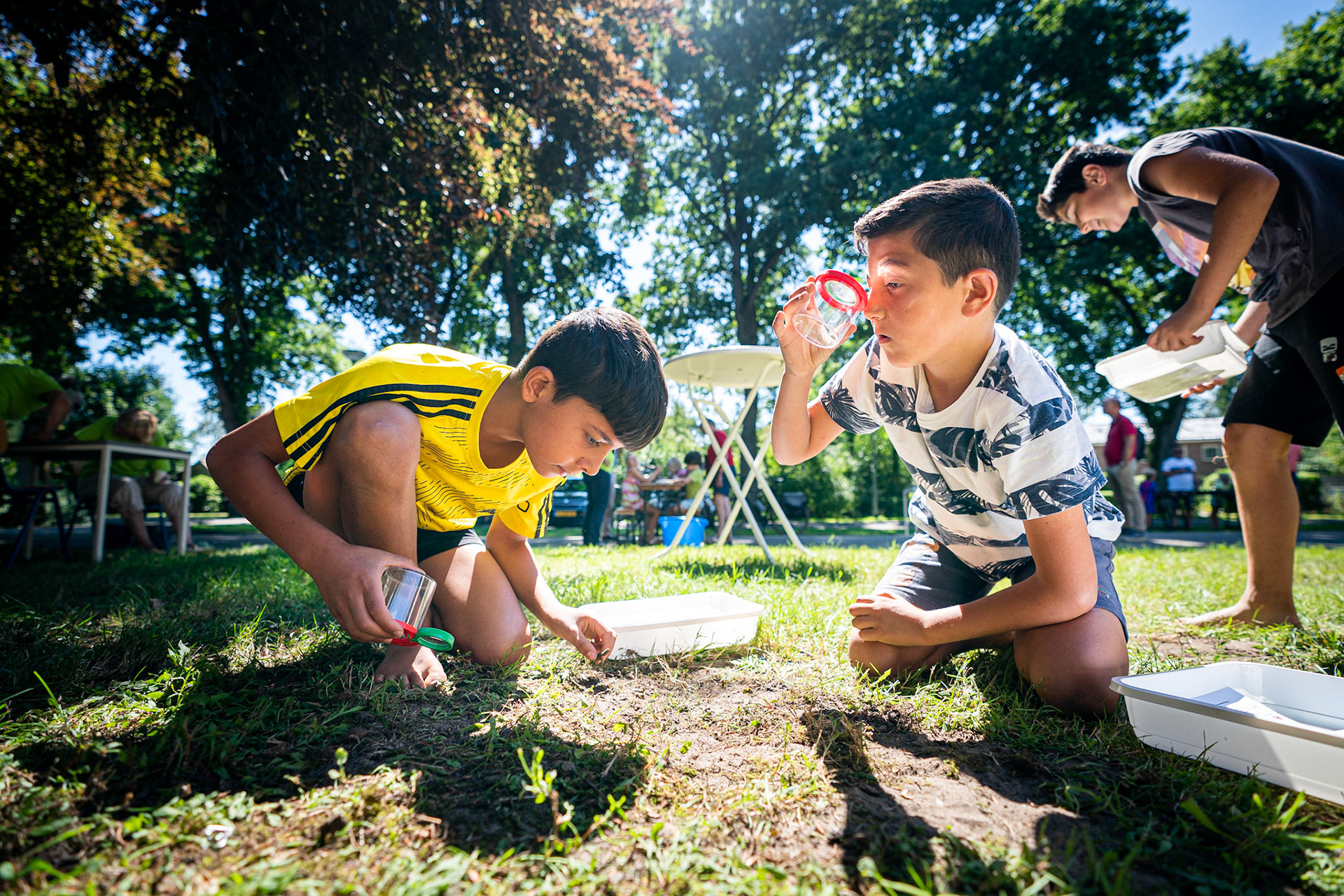 In de vakanties zijn er steevast kindervakantieactiviteiten voor de basisschooljeugd, nu zijn ze er ook voor tieners in Eelde-Paterswolde. Dat heeft vast te maken met corona. Vanmiddag gaan ze straatdichten en groene vingers ontwikkelen. JASPAR MOULIJN