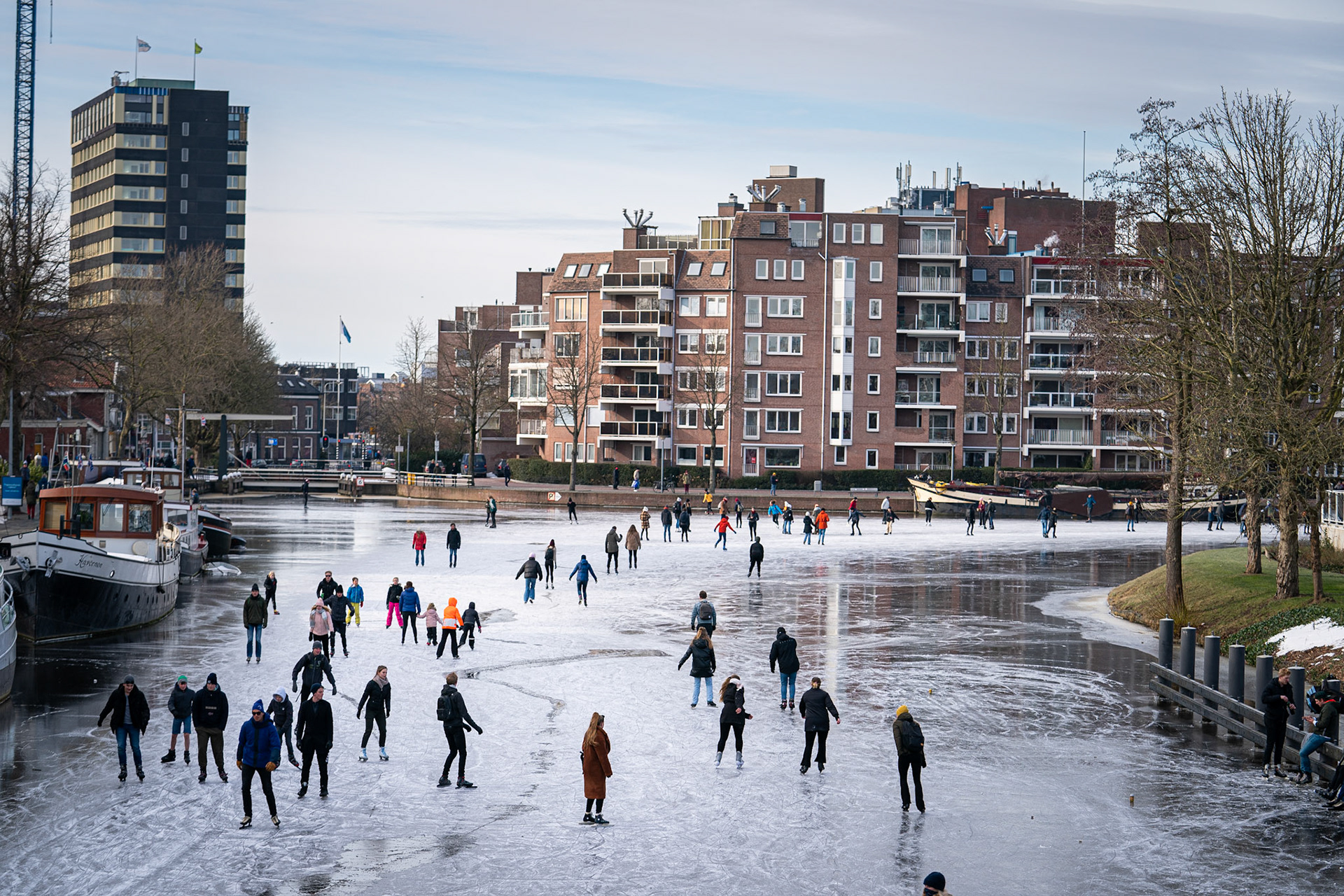 14-02-2021, Groningen: Vrije foto: Schaatsen op de diepenring in Groningen. Veel schaatsers gingen er vandaag op uit om te schaatsen in de binnenstad. Foto: JASPAR MOULIJN