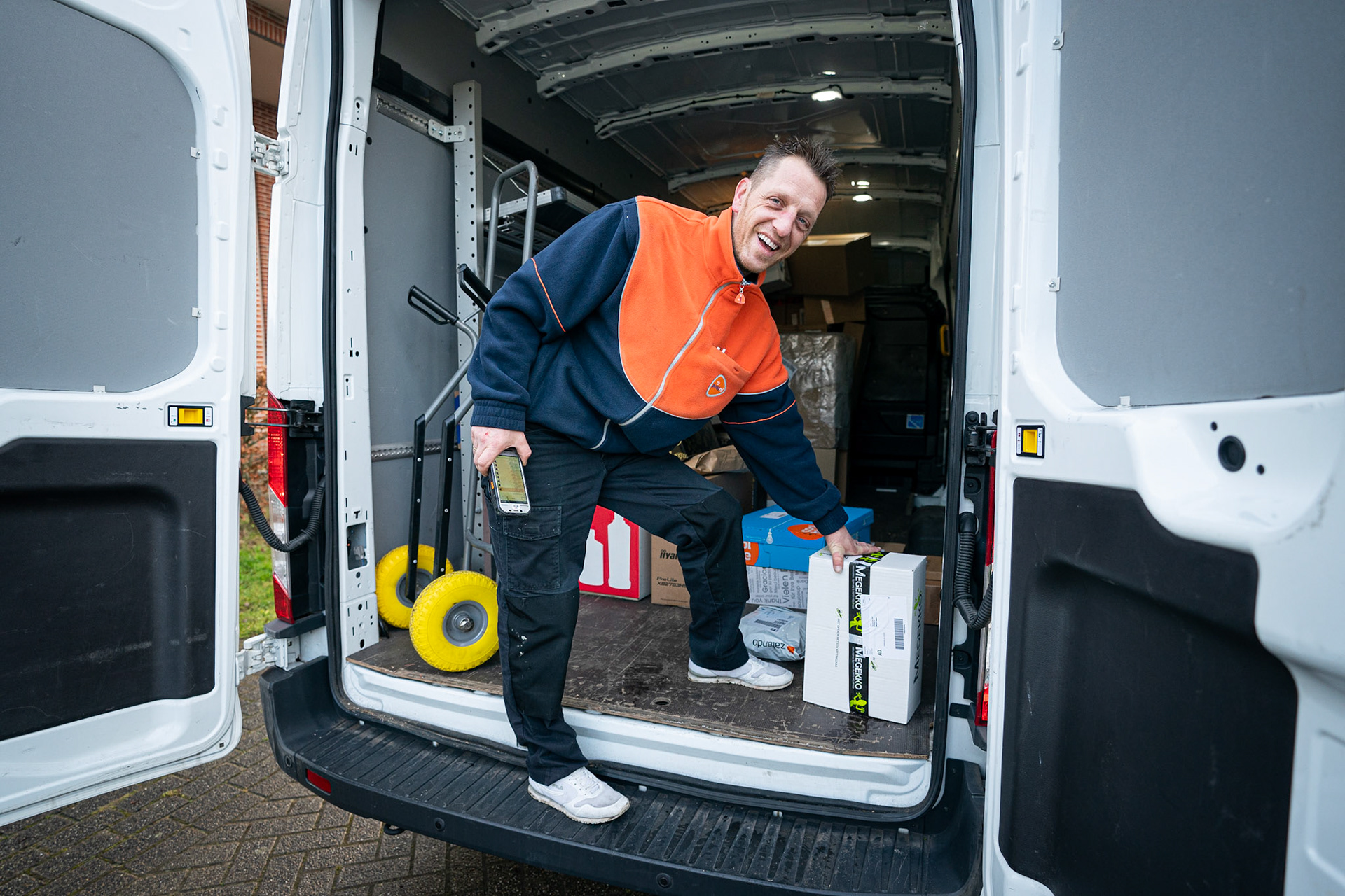 Assen: Gerard Pakketbezorger. Reportage over de pakketbezorging. PostNL. JASPAR MOULIJN